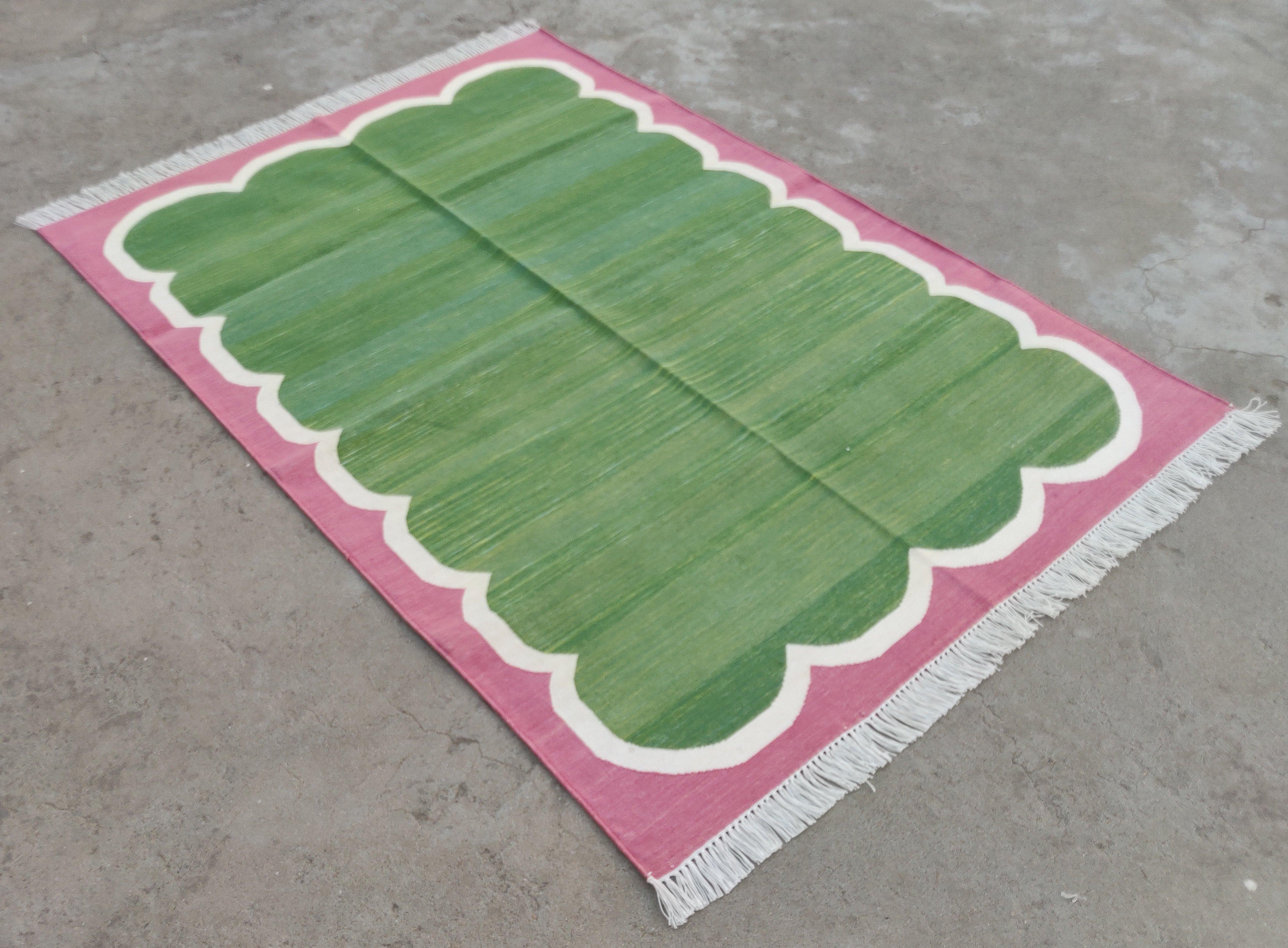 Baumwolle natürlich pflanzlich gefärbt, Waldgrün, Creme und Himbeerrosa mit Wellenschliff gestreiften indischen Teppich - 5'x7'
Diese speziellen flachgewebten Dhurries werden aus 15-fachem Garn aus 100% Baumwolle handgewebt. Aufgrund der speziellen