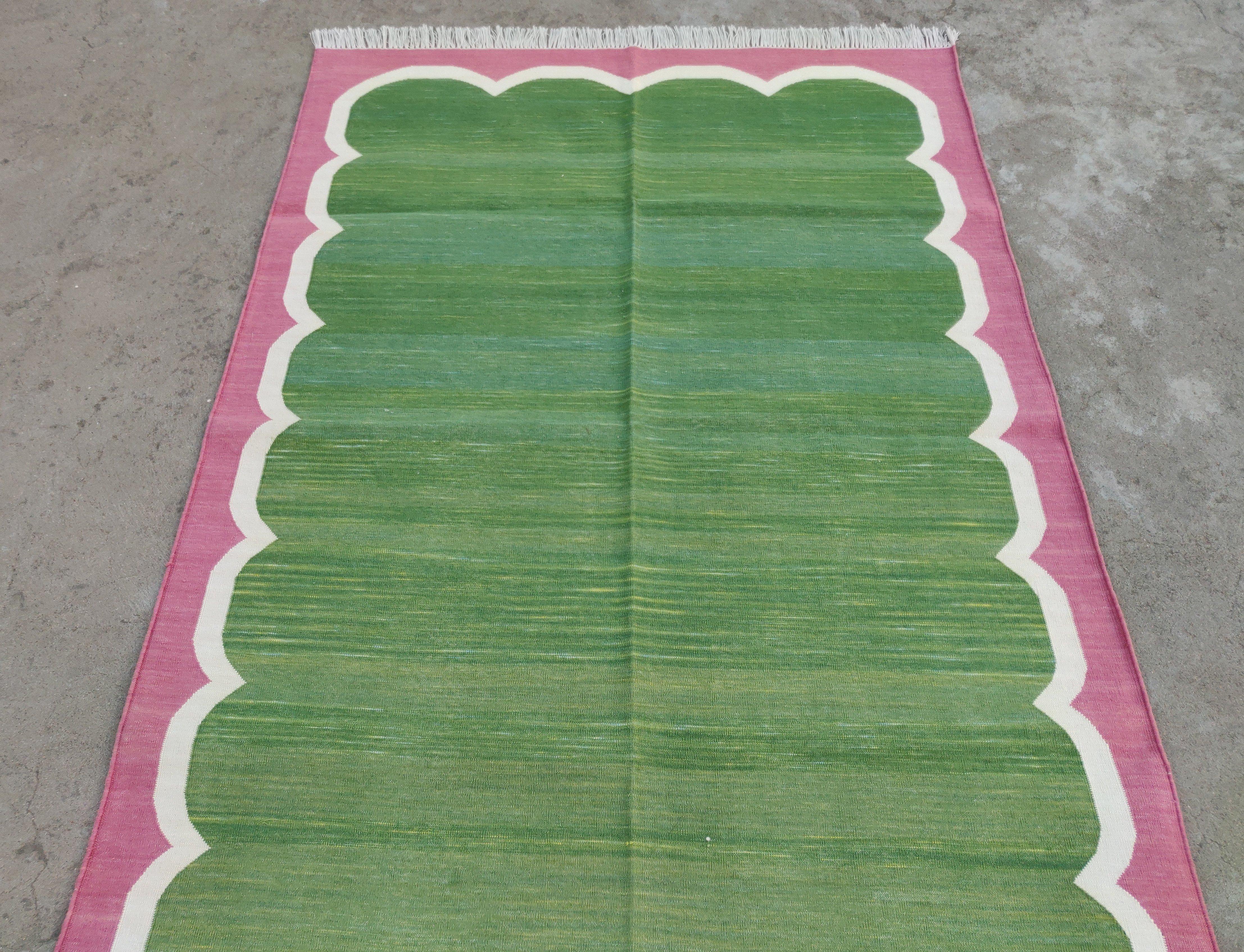 Handmade Cotton Area Flat Weave Rug, 5x7 Green And Pink Scallop Striped Dhurrie In New Condition For Sale In Jaipur, IN