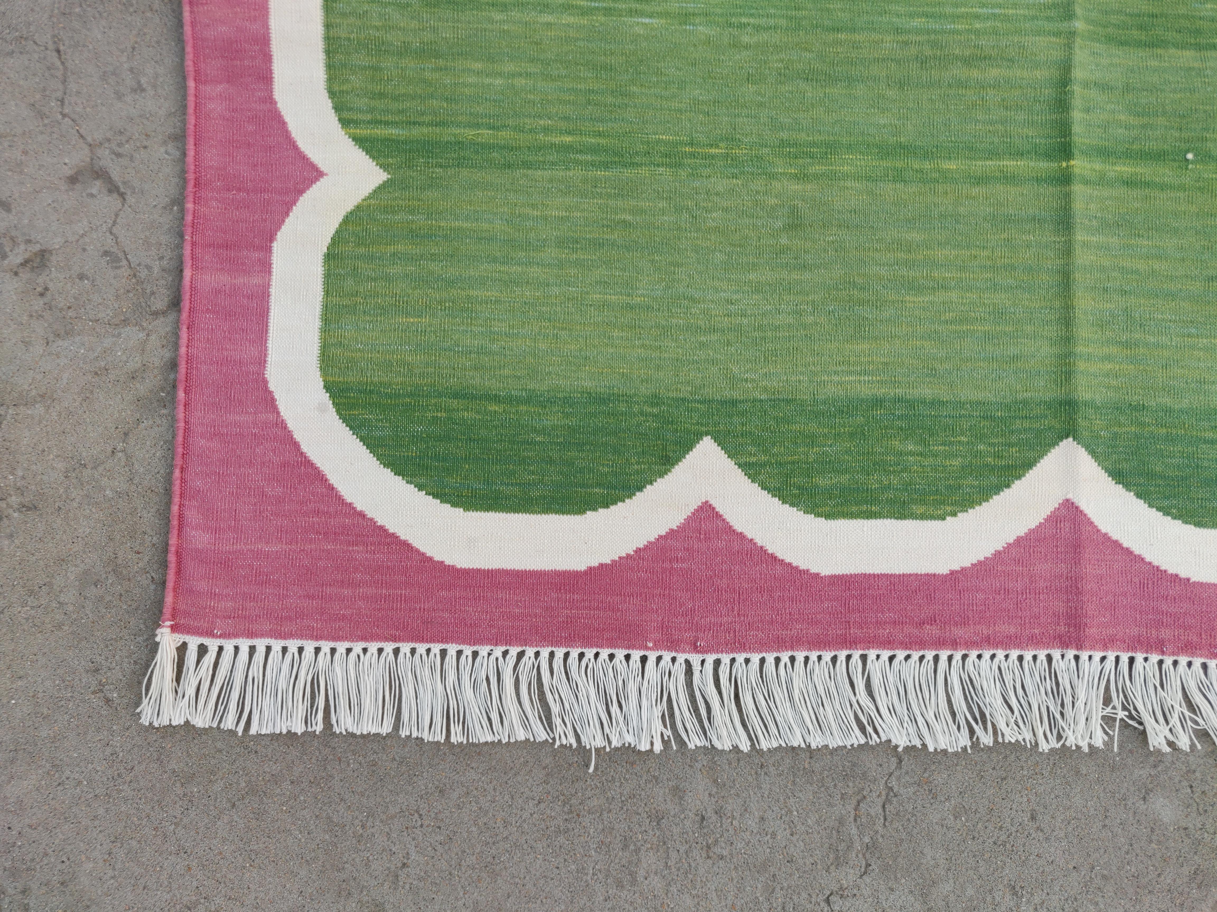 Handgefertigter Flachgewebe-Teppich aus Baumwolle, 5x7, grüner und rosafarbener Jakobsmuschel gestreifter Dhurrie im Angebot 1