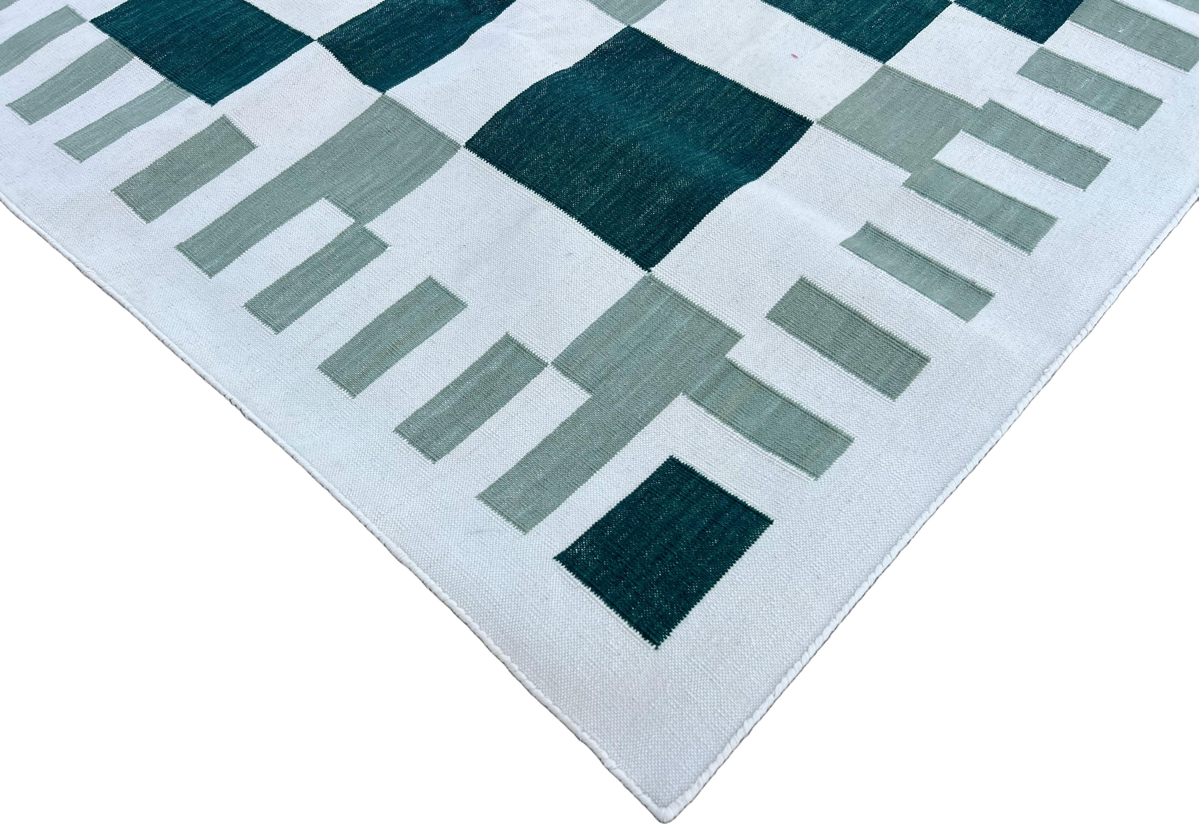 Tappeto in cotone tinto al vegetale Greene & Greene Geometric Indian Dhurrie-5'x7' (150x210cm)

Queste speciali dhurry a trama piatta sono tessute a mano con un filo di cotone 100% a 15 strati. A causa delle speciali tecniche di produzione