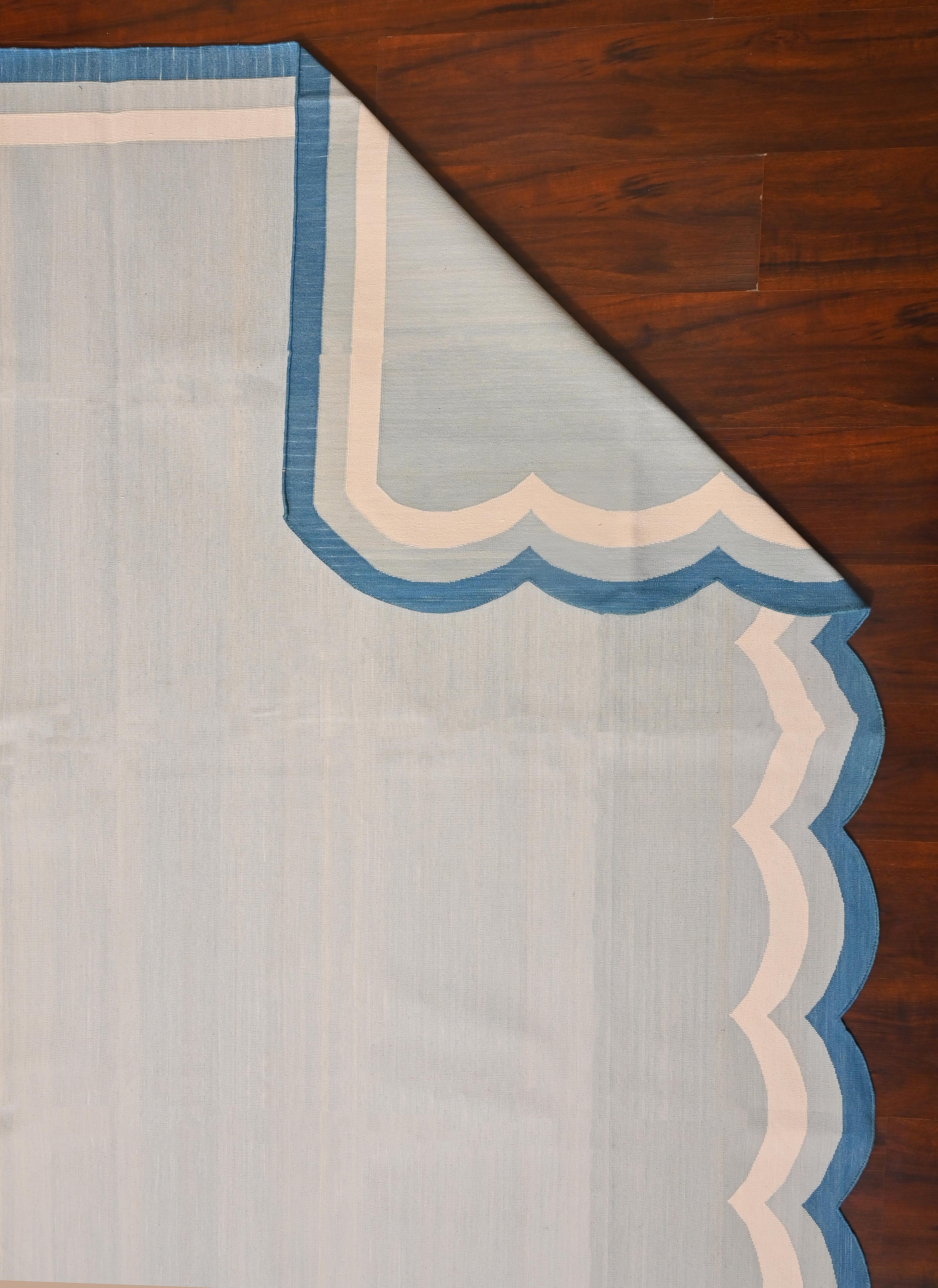 Baumwolle pflanzlich gefärbt Grau, Creme und Teal Blau zweiseitige Scalloped Teppich-5'x7' 
(Jakobsmuscheln laufen auf allen 9 Fußseiten)
Diese speziellen flachgewebten Dhurries werden aus 15-fachem Garn aus 100% Baumwolle handgewebt. Aufgrund der