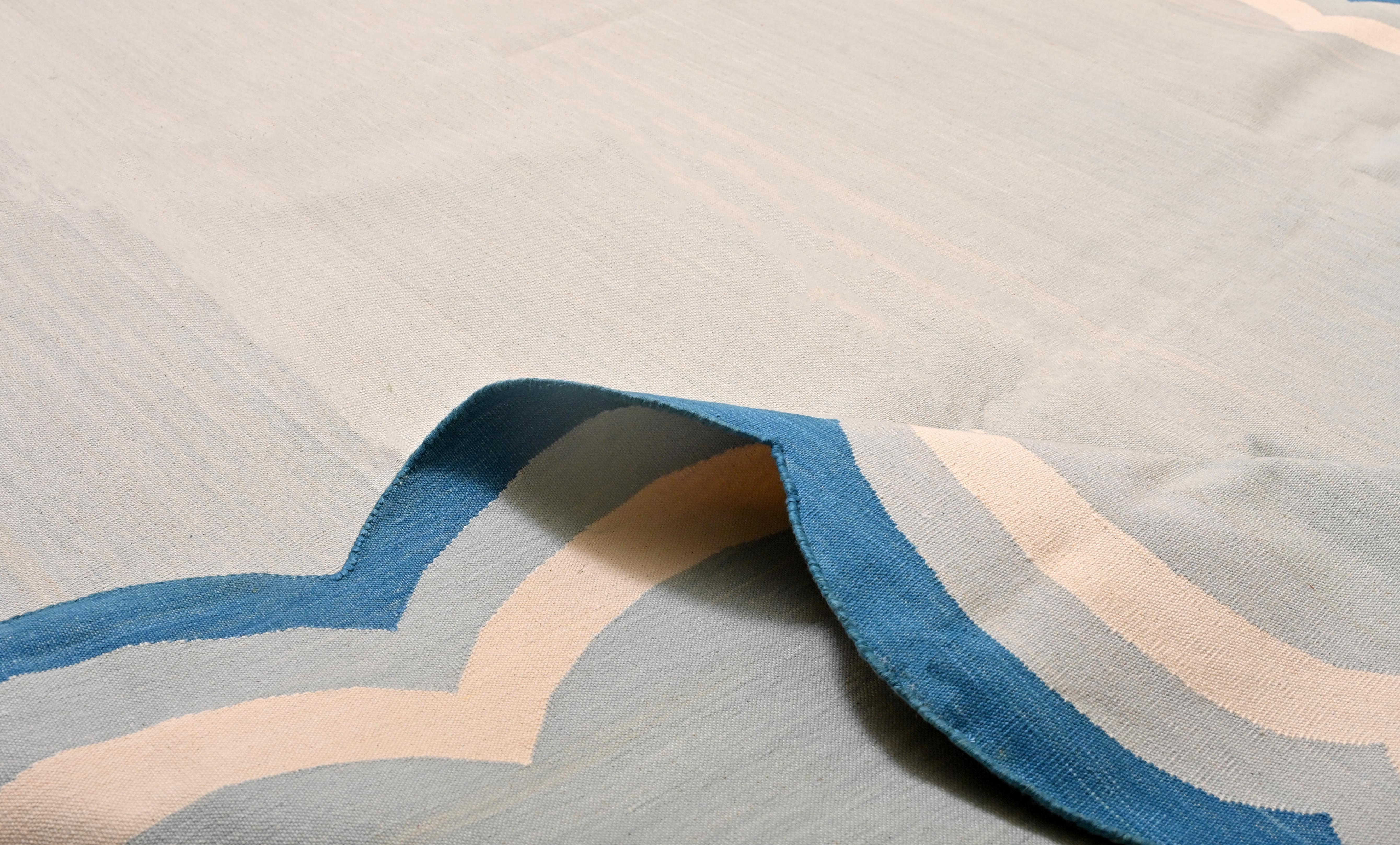 Handgefertigter Flachgewebe-Teppich aus Baumwolle, 5x7 Grau und Blau, gewellter Kelim Dhurrie mit Wellenschliff (Moderne der Mitte des Jahrhunderts) im Angebot