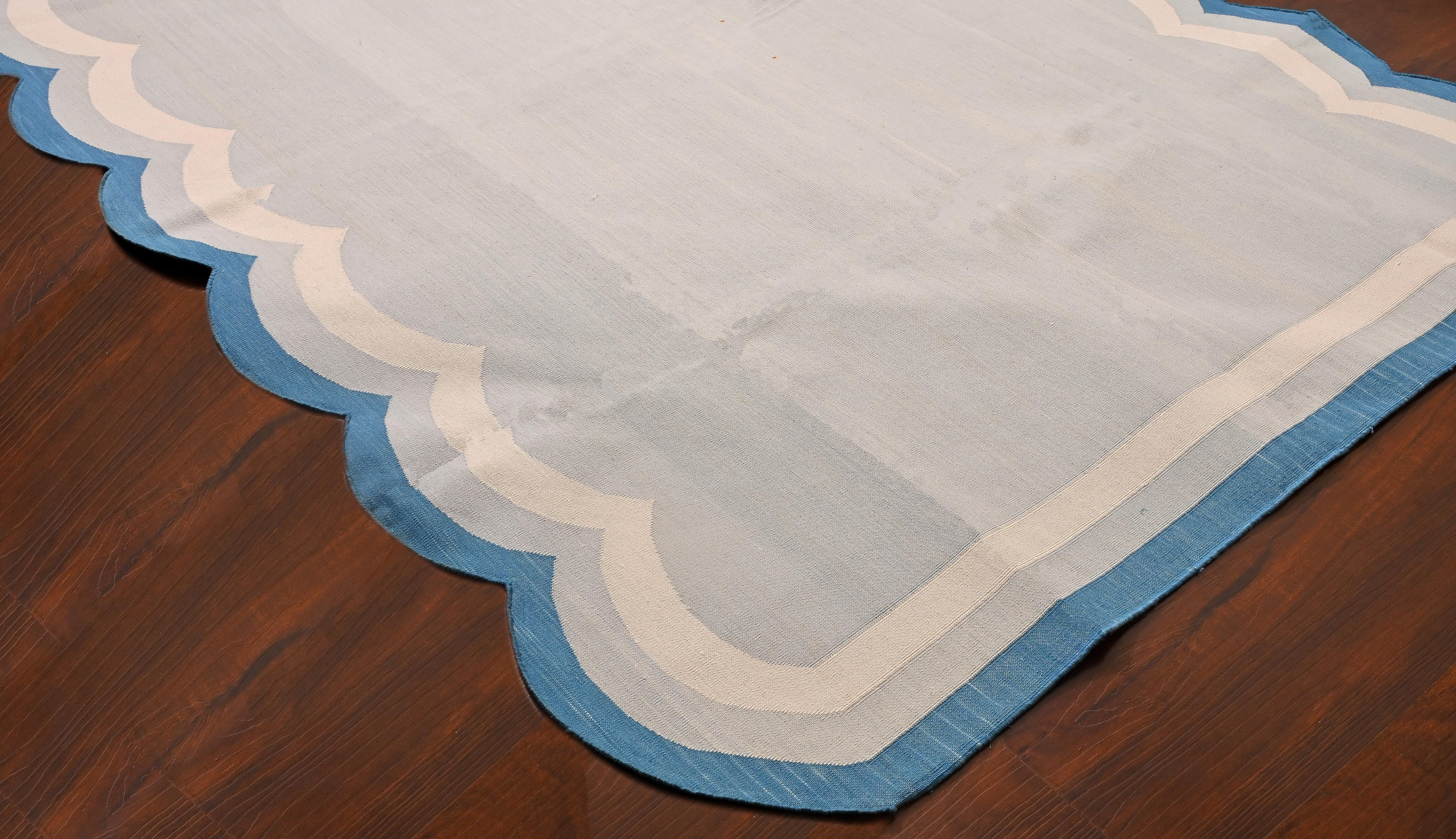 Handgefertigter Flachgewebe-Teppich aus Baumwolle, 5x7 Grau und Blau, gewellter Kelim Dhurrie mit Wellenschliff (Indisch) im Angebot