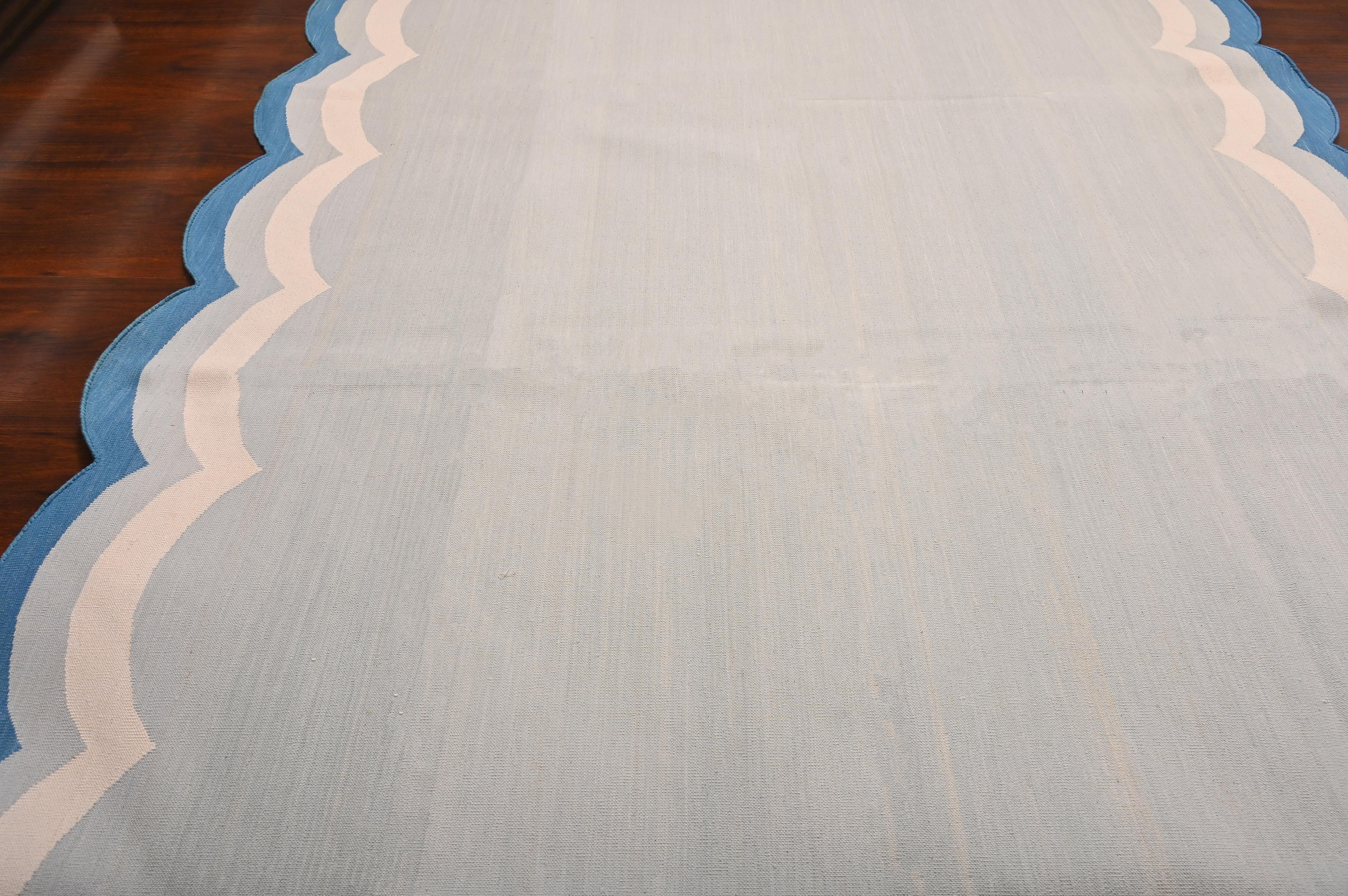Handgefertigter Flachgewebe-Teppich aus Baumwolle, 5x7 Grau und Blau, gewellter Kelim Dhurrie mit Wellenschliff im Zustand „Neu“ im Angebot in Jaipur, IN