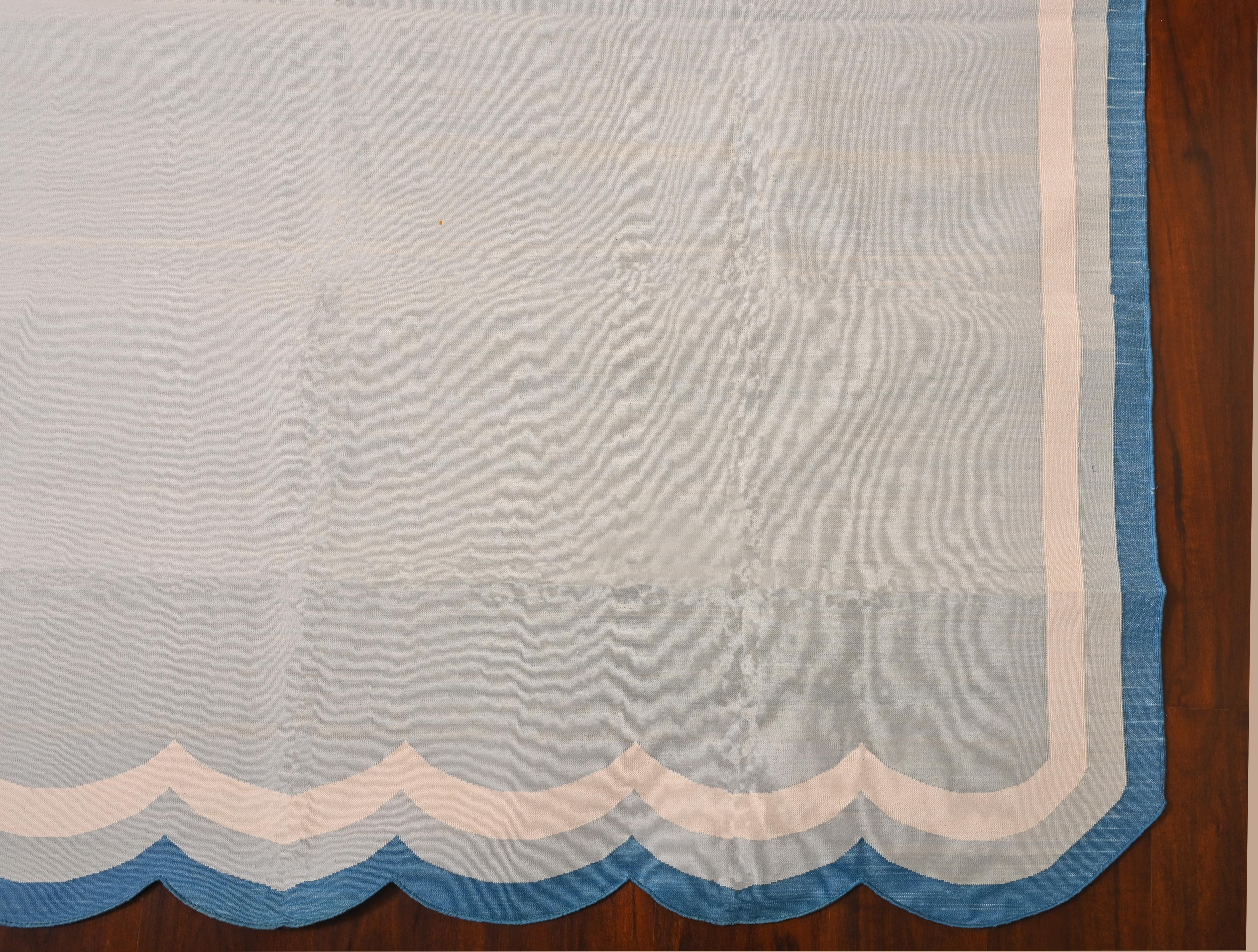 Handgefertigter Flachgewebe-Teppich aus Baumwolle, 5x7 Grau und Blau, gewellter Kelim Dhurrie mit Wellenschliff (21. Jahrhundert und zeitgenössisch) im Angebot