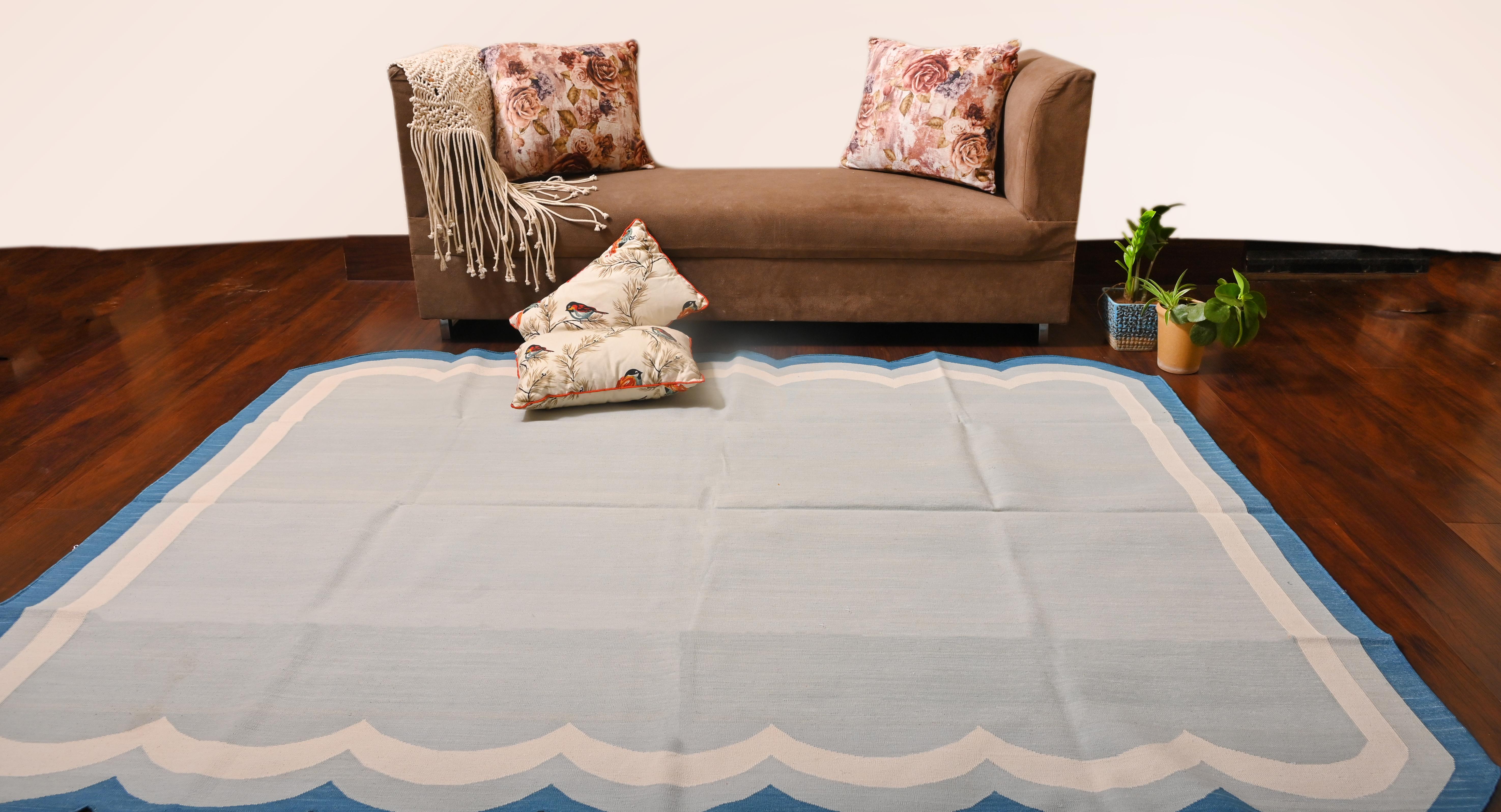 Handgefertigter Flachgewebe-Teppich aus Baumwolle, 5x7 Grau und Blau, gewellter Kelim Dhurrie mit Wellenschliff im Angebot 1