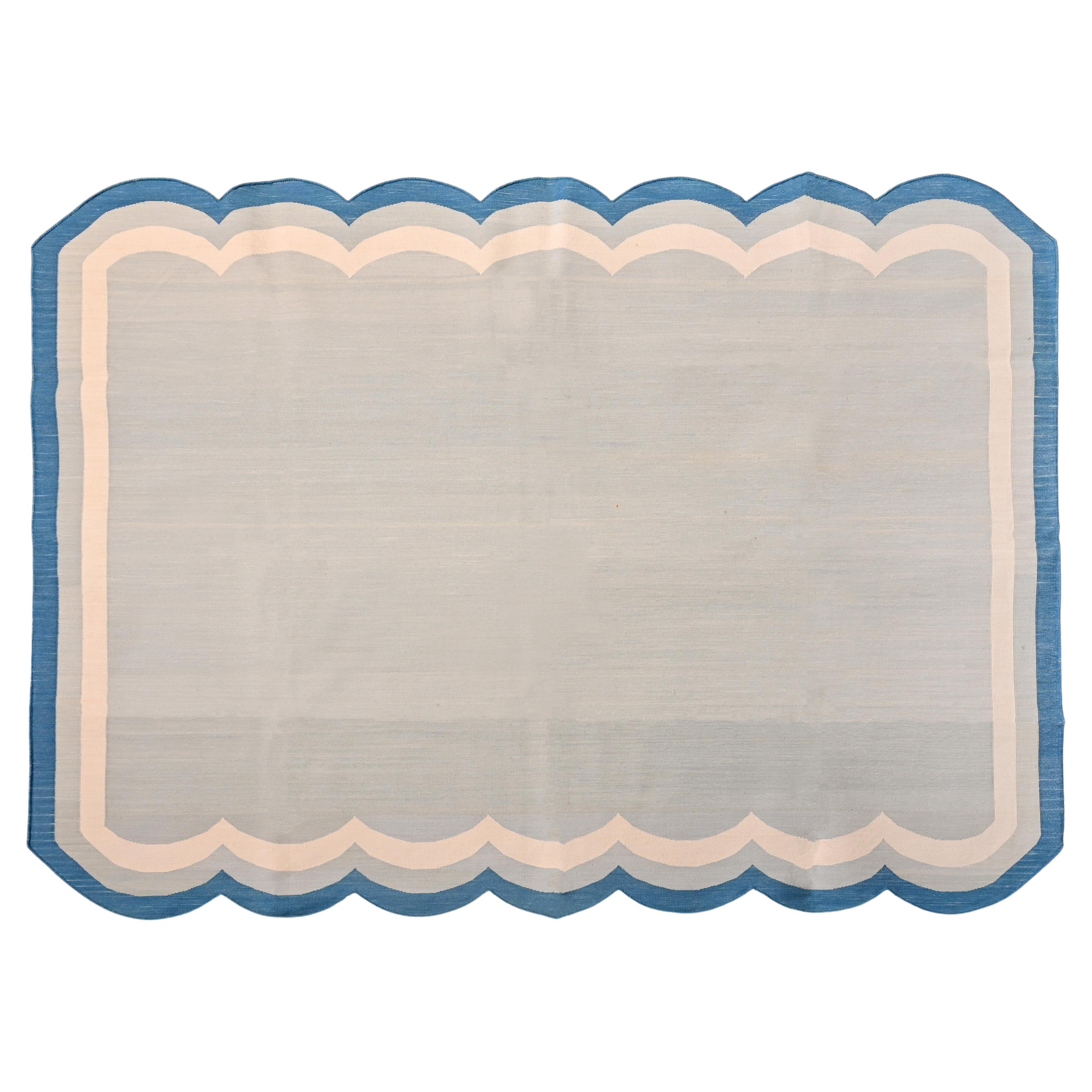 Handgefertigter Flachgewebe-Teppich aus Baumwolle, 5x7 Grau und Blau, gewellter Kelim Dhurrie mit Wellenschliff im Angebot