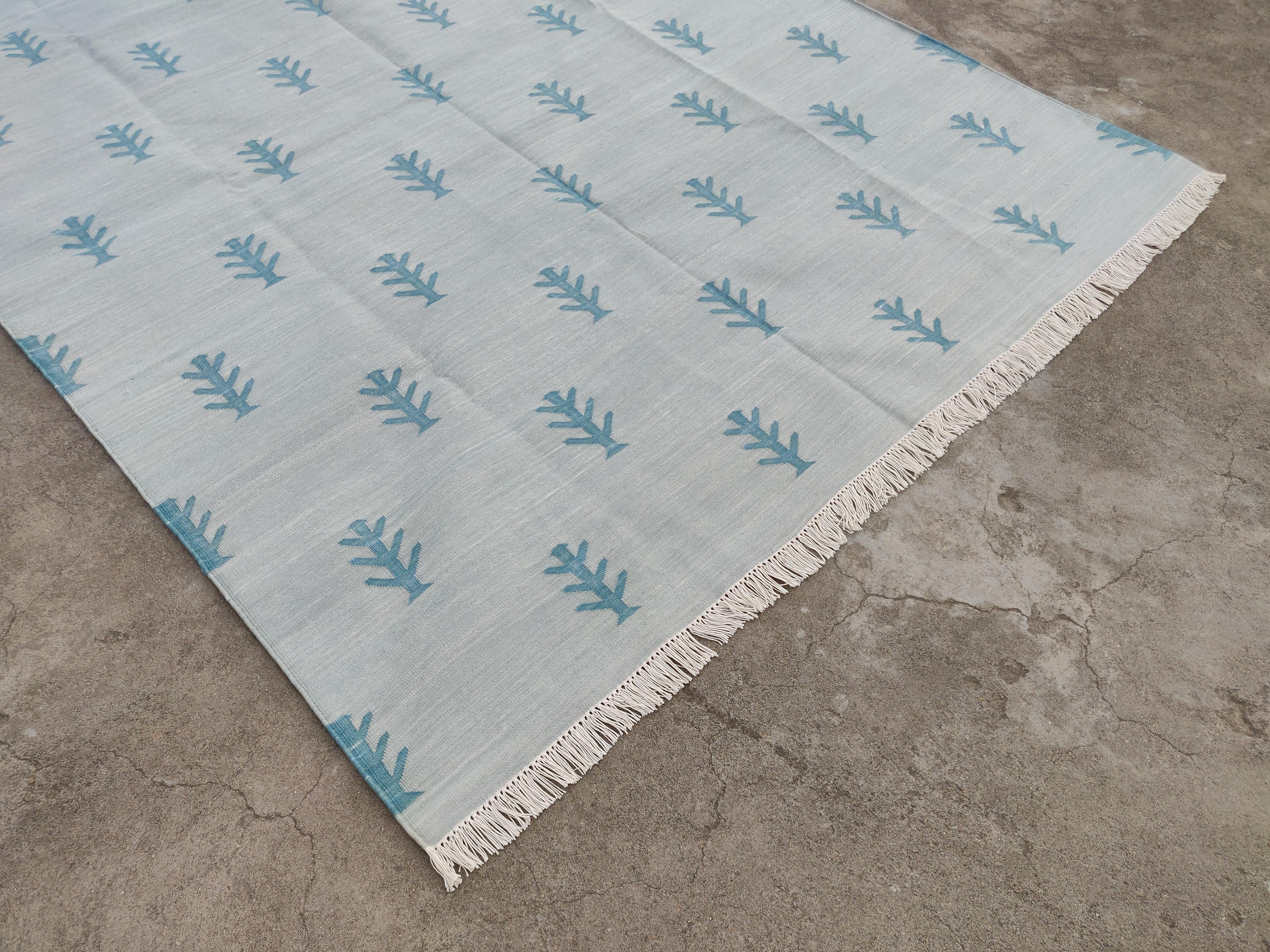 Handmade Cotton Area Flat Weave Rug, 5x7 Grey, Blue Tree Pattern Indian Dhurrie In New Condition For Sale In Jaipur, IN