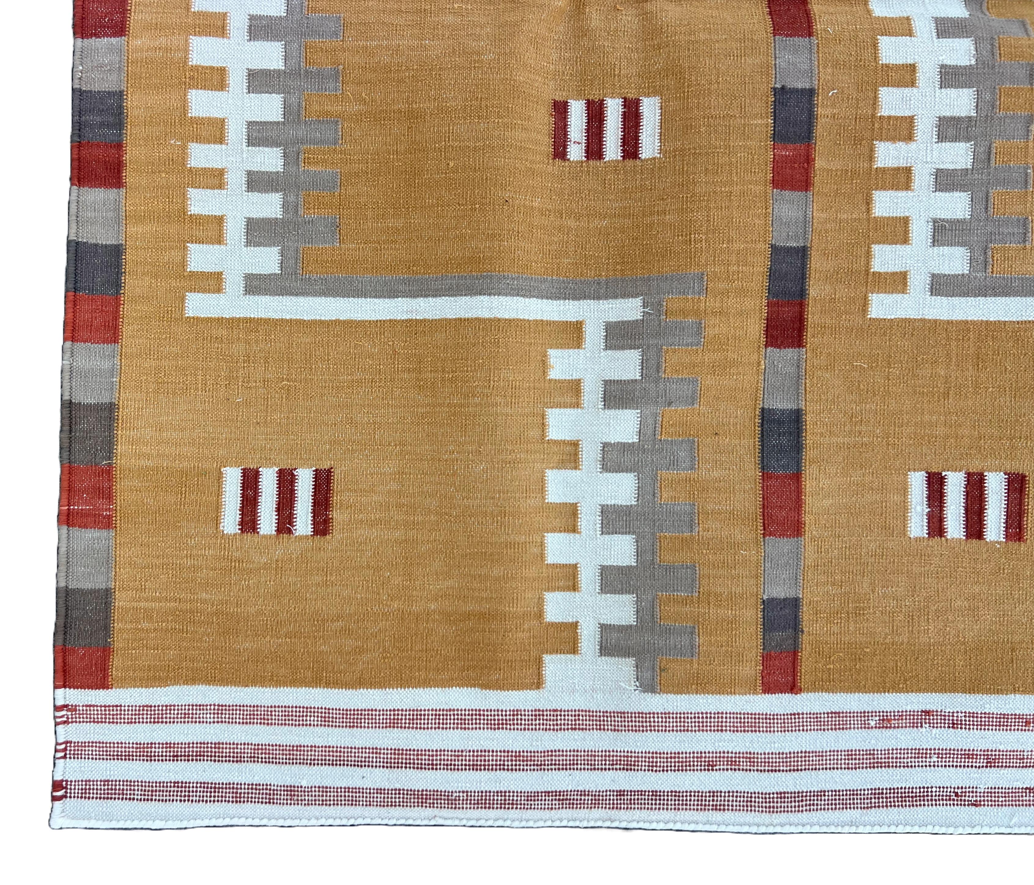 Tappeto a tessitura piatta in cotone fatto a mano, 5x7 senape, beige geometrico indiano Dhurrie in vendita 2