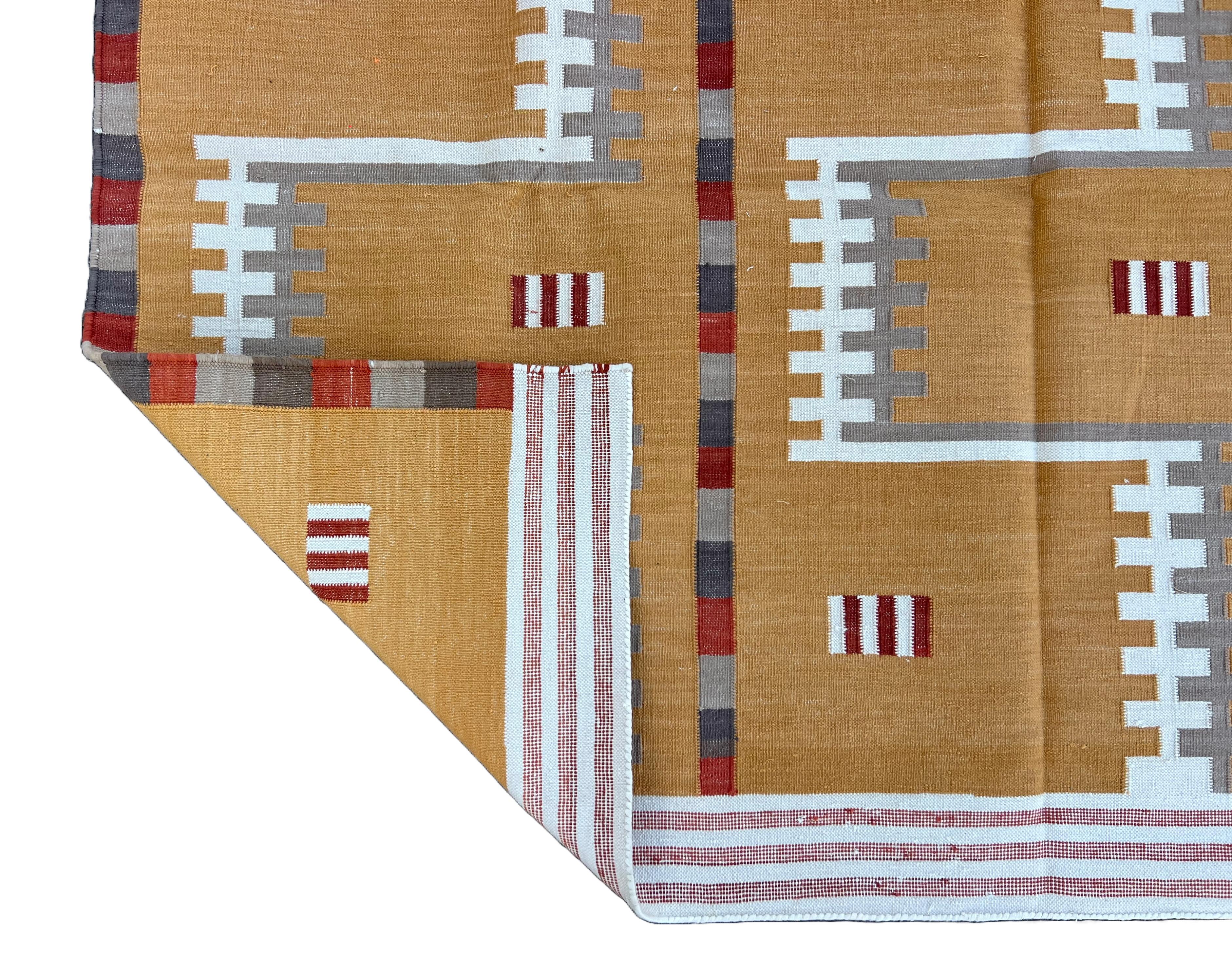 Tappeto a tessitura piatta in cotone fatto a mano, 5x7 senape, beige geometrico indiano Dhurrie in vendita 3