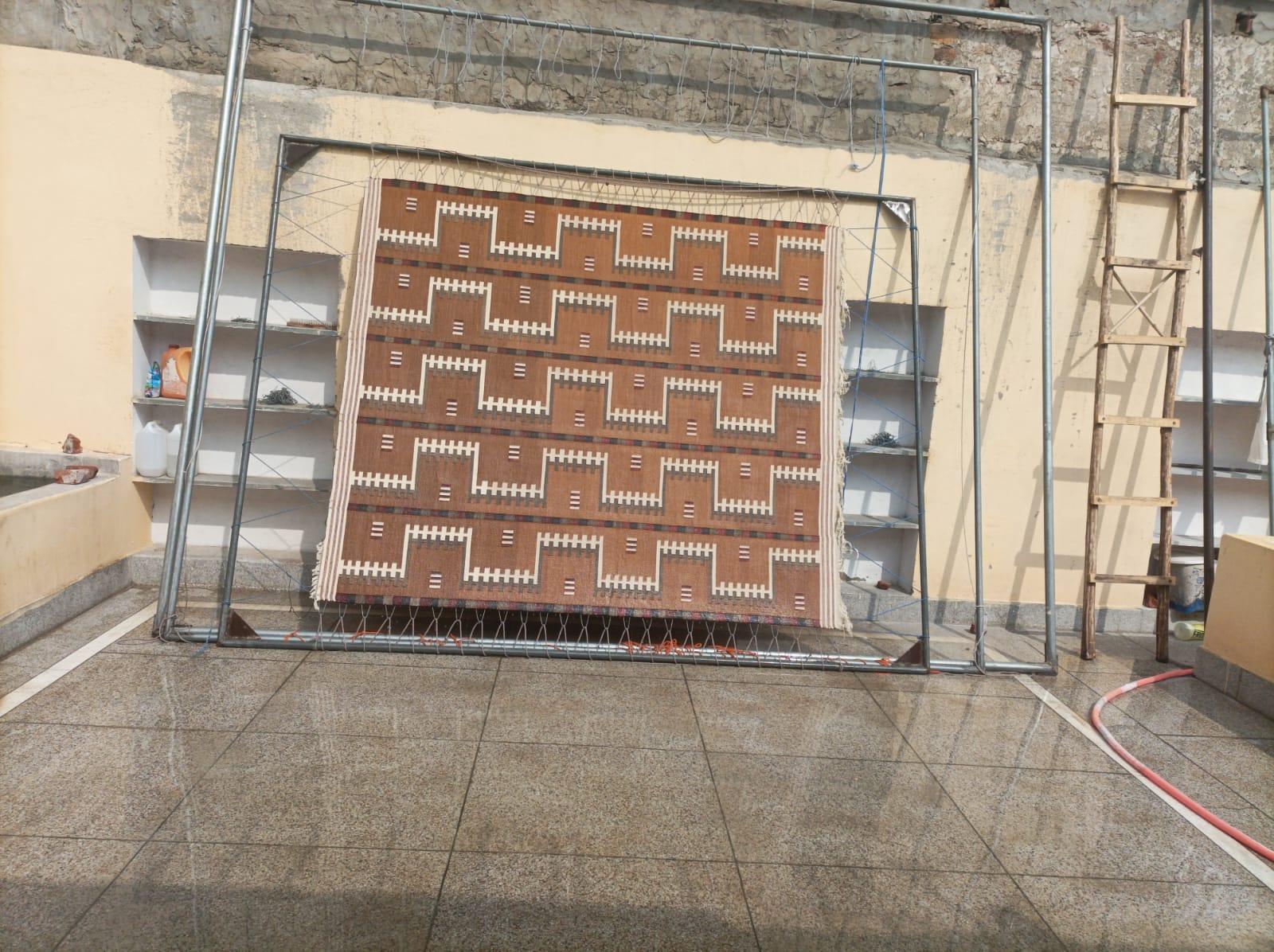 Tappeto a tessitura piatta in cotone fatto a mano, 5x7 senape, beige geometrico indiano Dhurrie in vendita 4