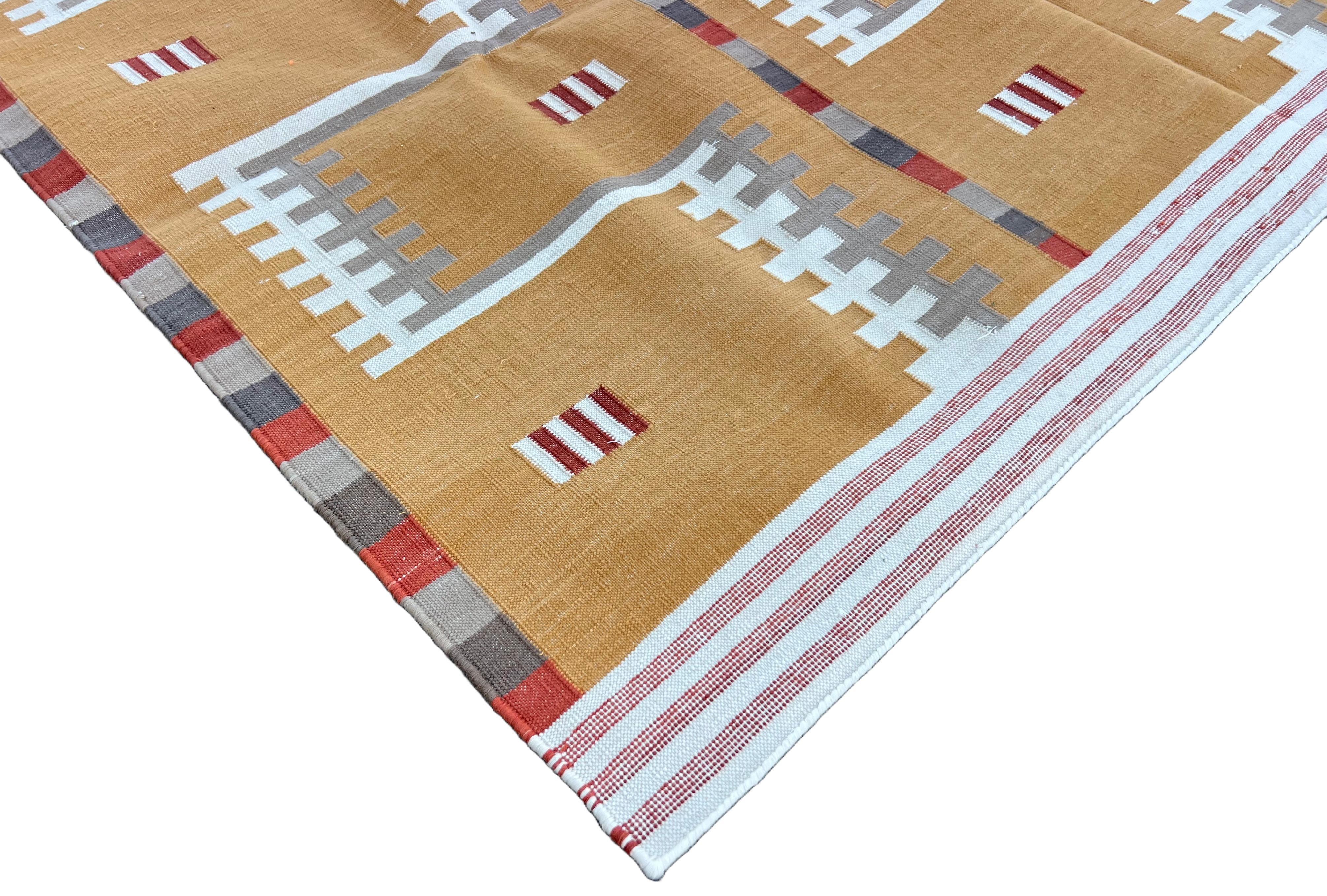 Tessuto a mano Tappeto a tessitura piatta in cotone fatto a mano, 5x7 senape, beige geometrico indiano Dhurrie in vendita