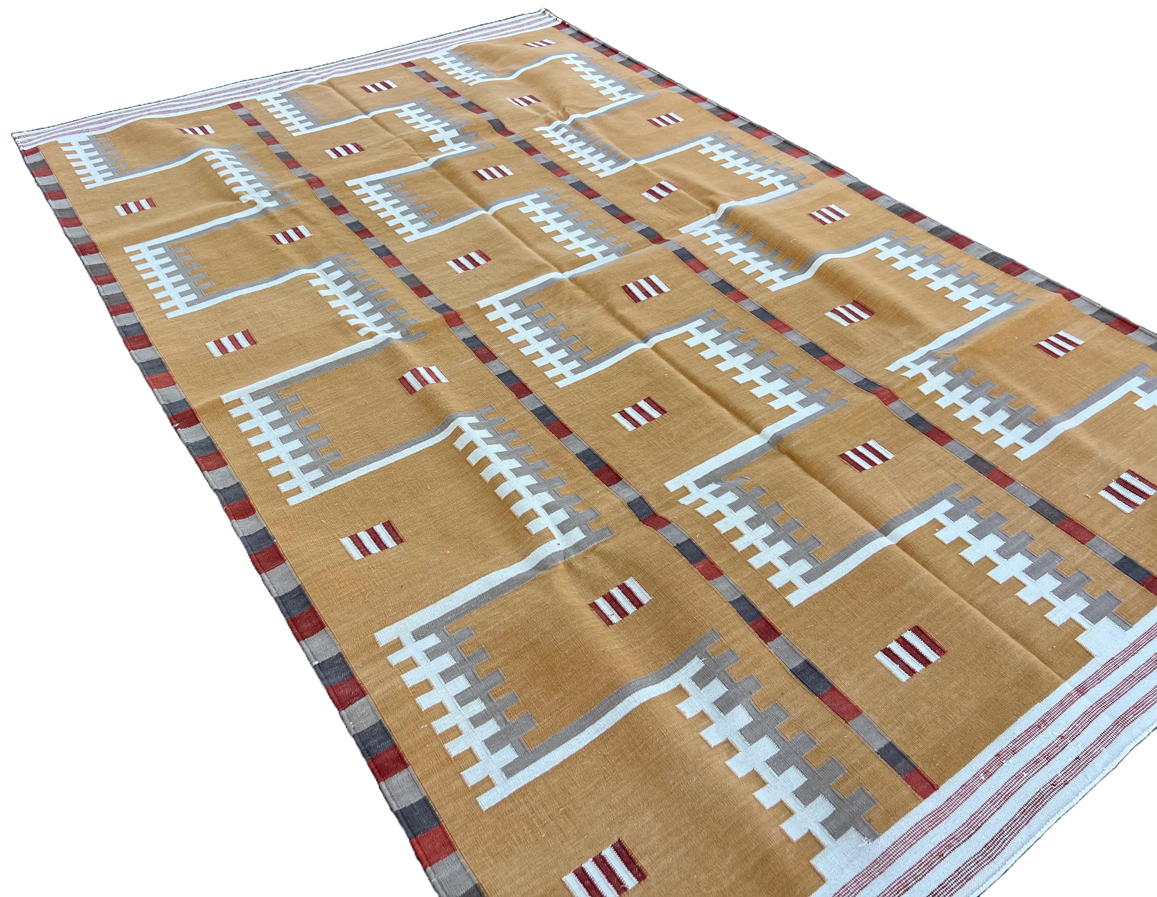 XXI secolo e contemporaneo Tappeto a tessitura piatta in cotone fatto a mano, 5x7 senape, beige geometrico indiano Dhurrie in vendita