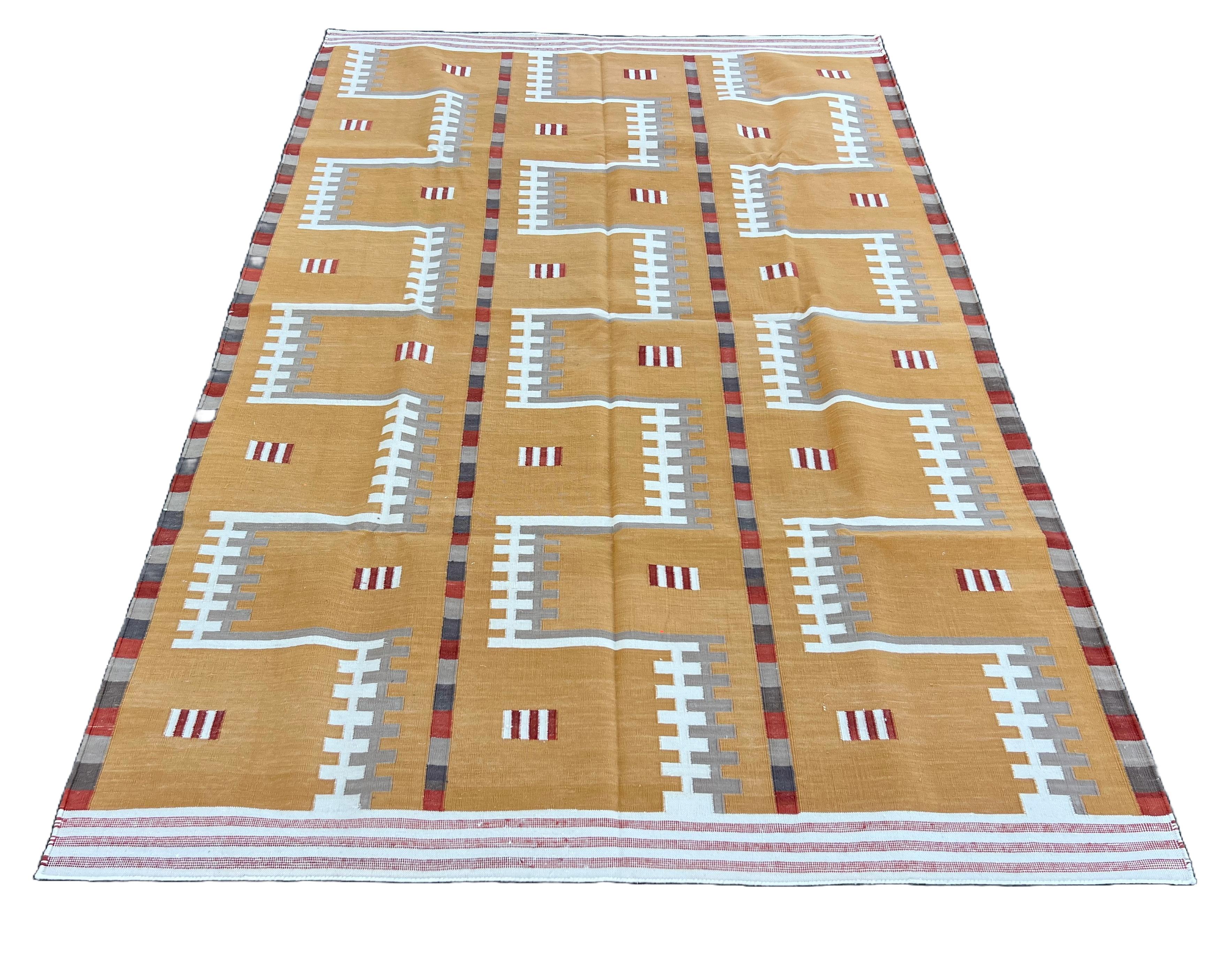 Cotone Tappeto a tessitura piatta in cotone fatto a mano, 5x7 senape, beige geometrico indiano Dhurrie in vendita