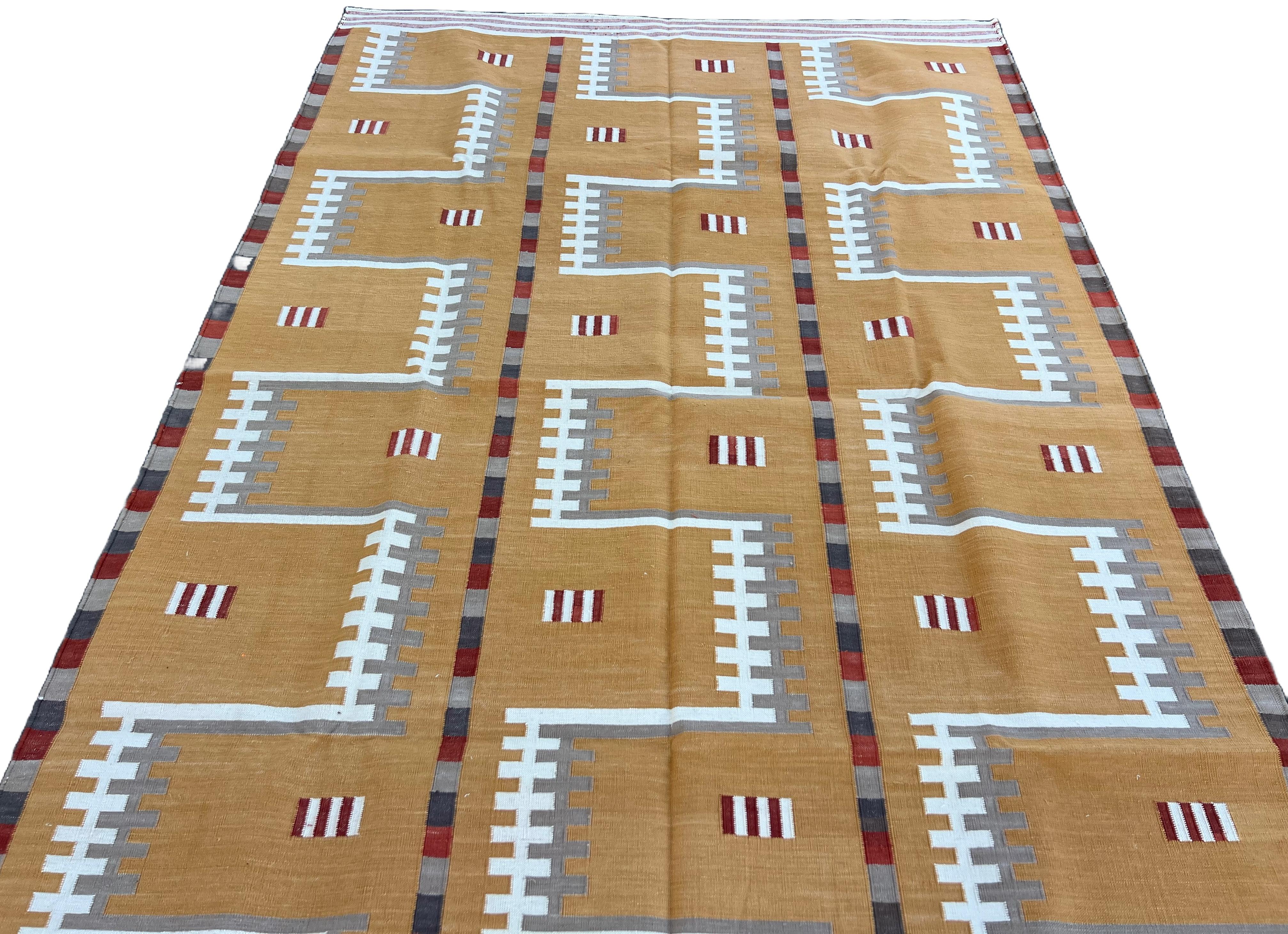 Tappeto a tessitura piatta in cotone fatto a mano, 5x7 senape, beige geometrico indiano Dhurrie in vendita 1