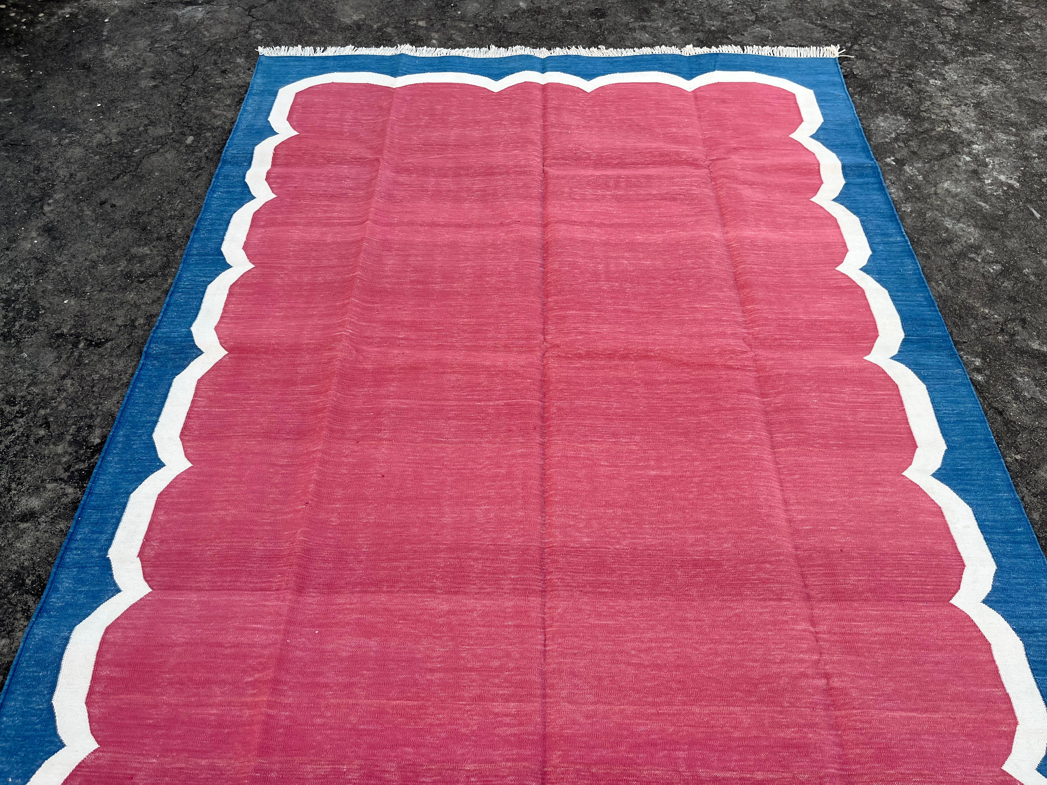 Handmade Cotton Area Flat Weave Rug, 5x7 Pink And Blue Scalloped Indian Dhurrie For Sale 4