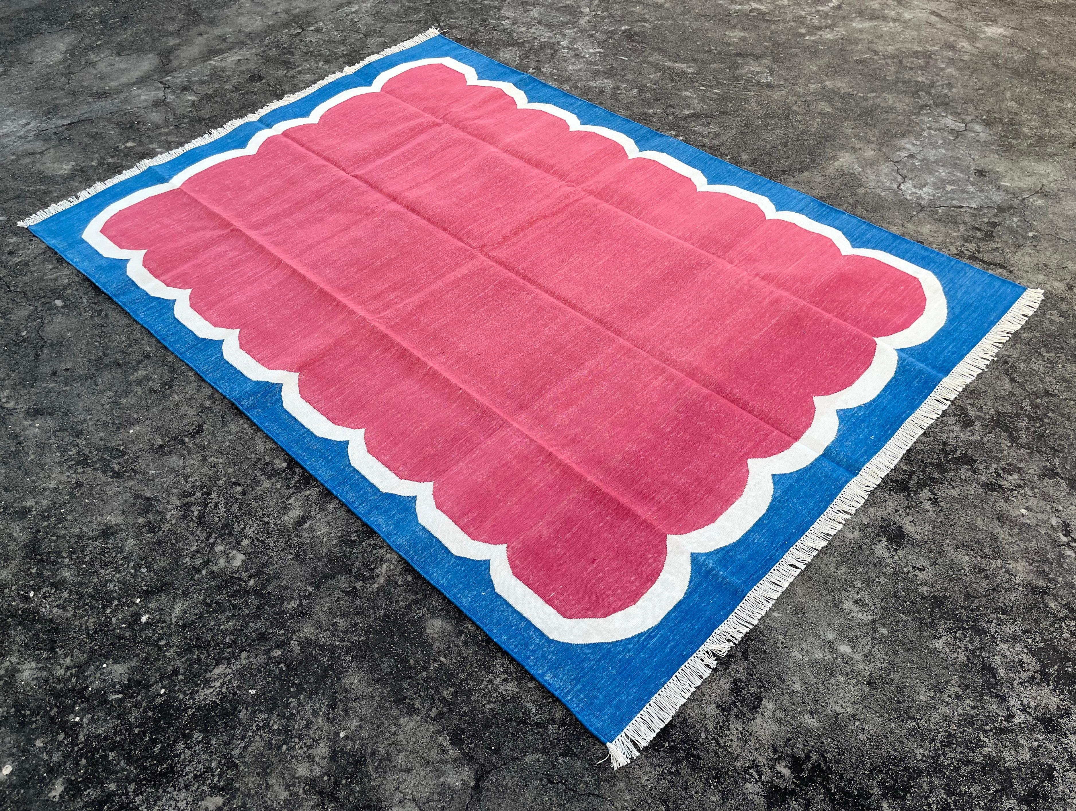 Handmade Cotton Area Flat Weave Rug, 5x7 Pink And Blue Scalloped Indian Dhurrie In New Condition For Sale In Jaipur, IN