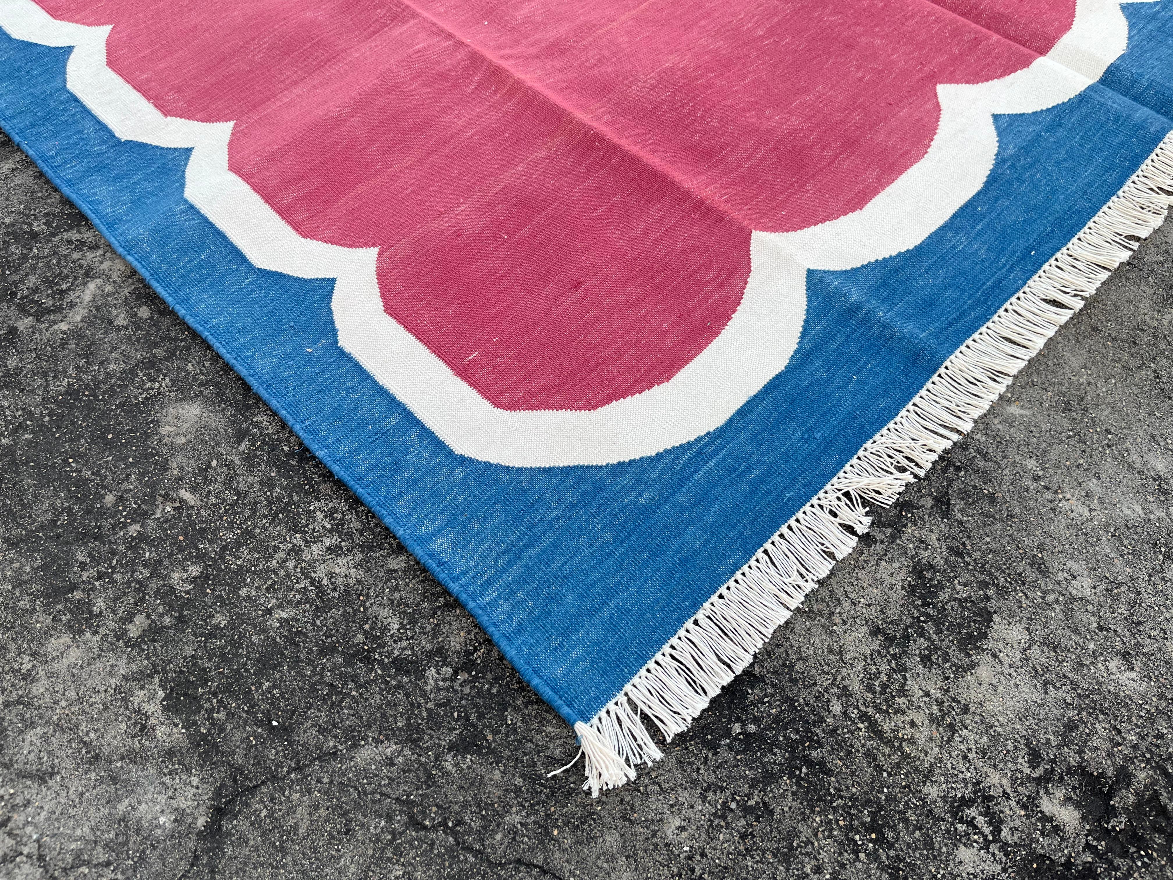 Contemporary Handmade Cotton Area Flat Weave Rug, 5x7 Pink And Blue Scalloped Indian Dhurrie For Sale