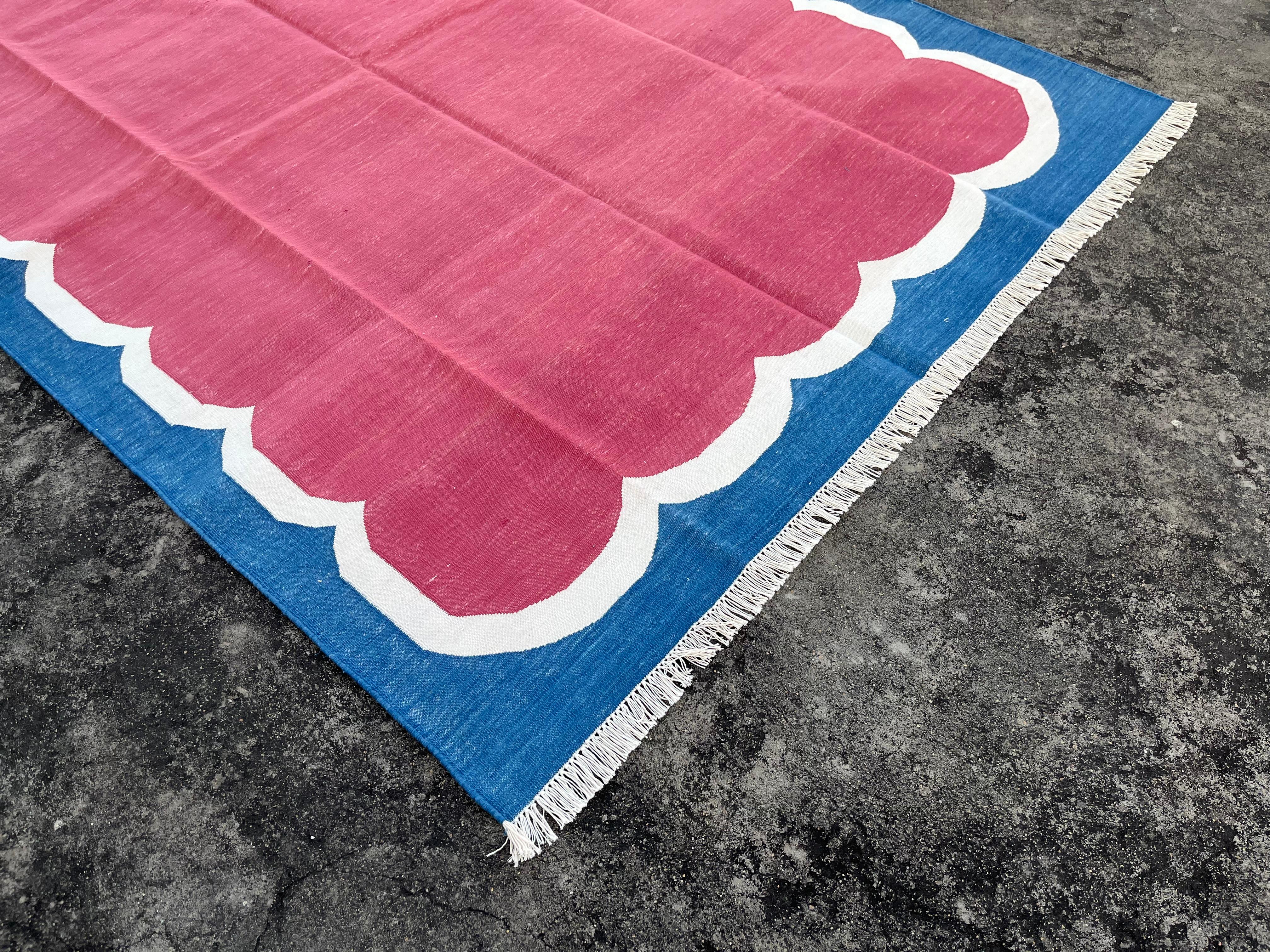 Handmade Cotton Area Flat Weave Rug, 5x7 Pink And Blue Scalloped Indian Dhurrie For Sale 1