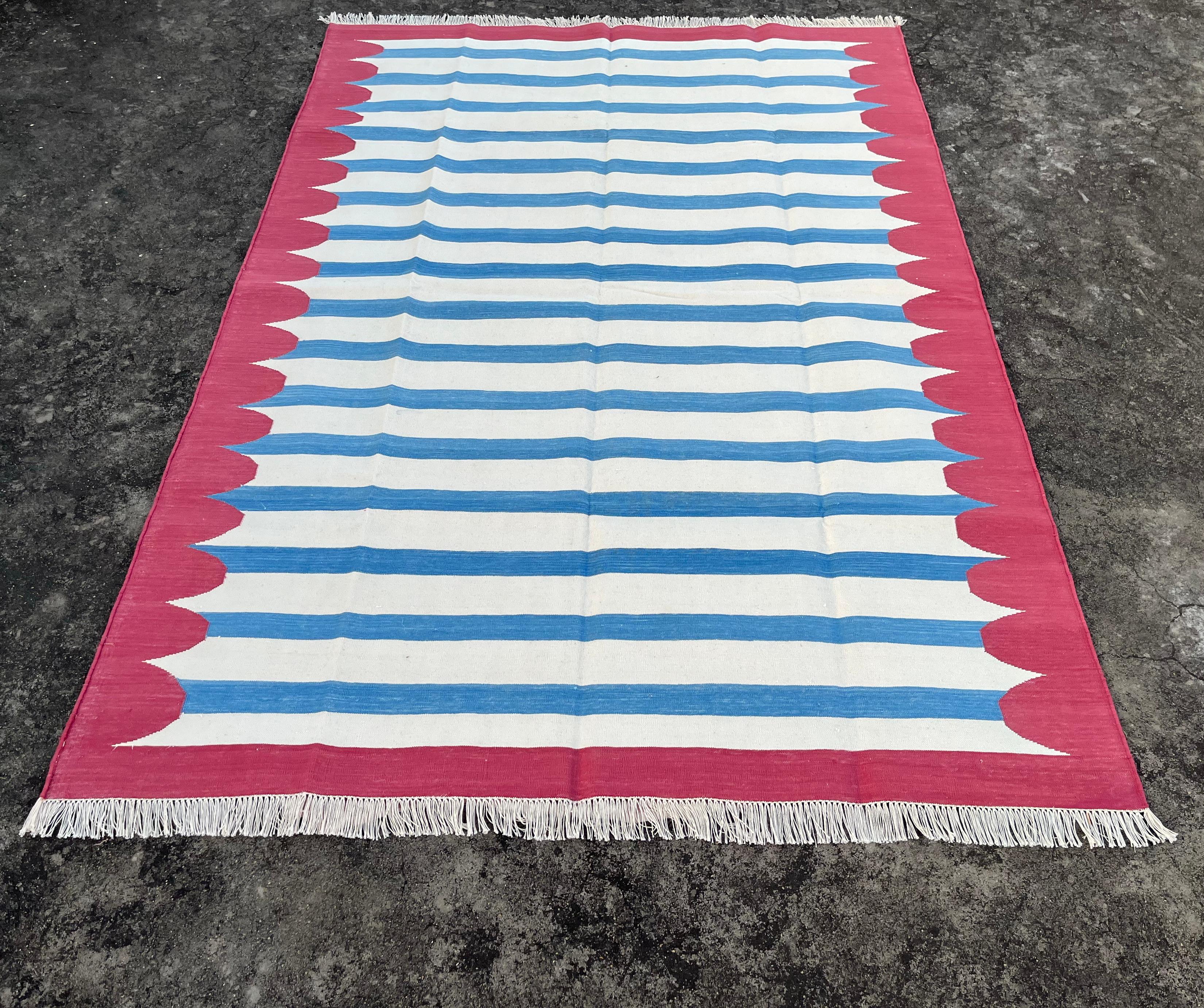 Handmade Cotton Area Flat Weave Rug, 5x7 Pink And Blue Scalloped Indian Dhurrie For Sale 2