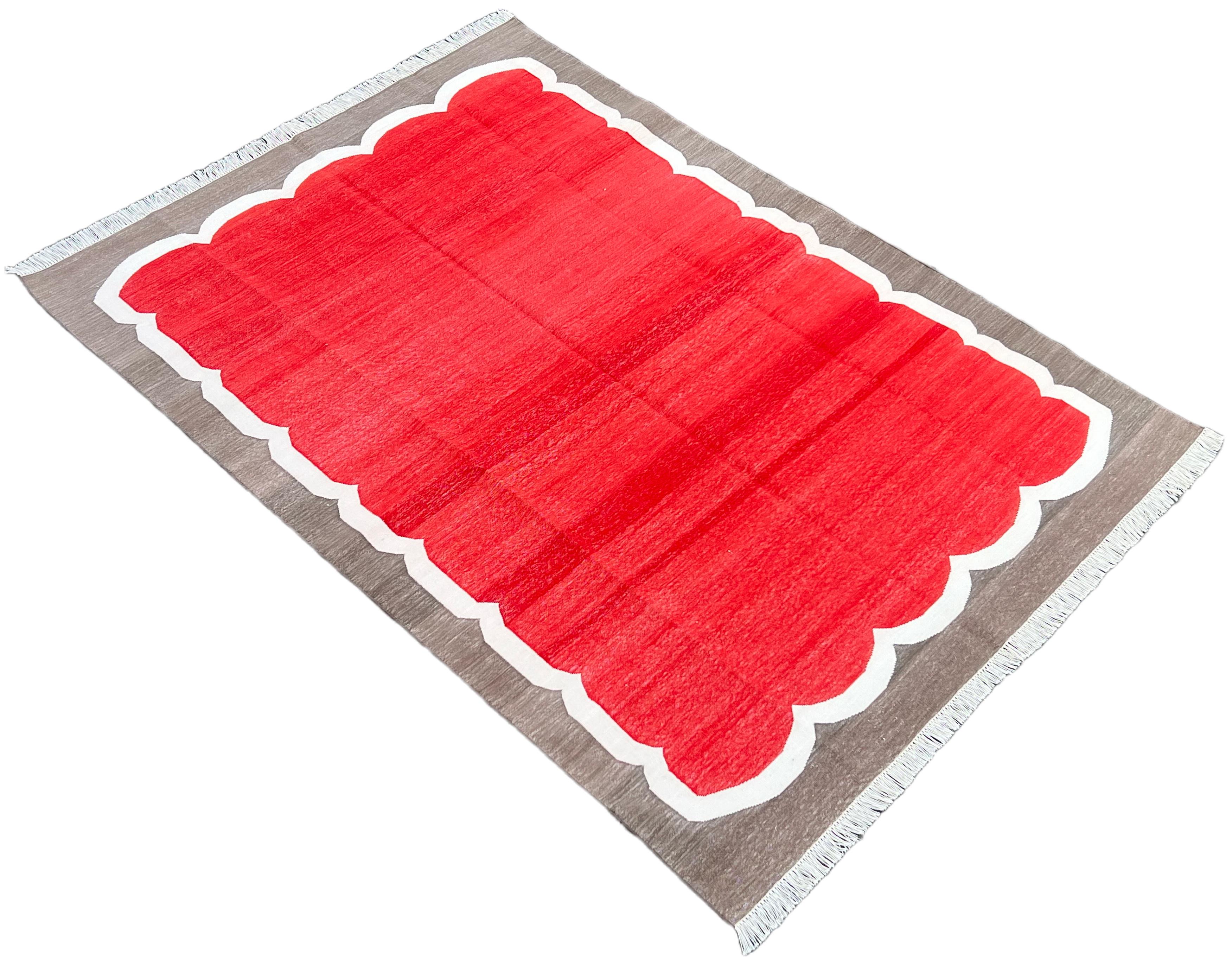 Tappeto a tessitura piatta in cotone fatto a mano, 5x7 rosso e marrone smerlato, indiano Dhurrie in vendita 2