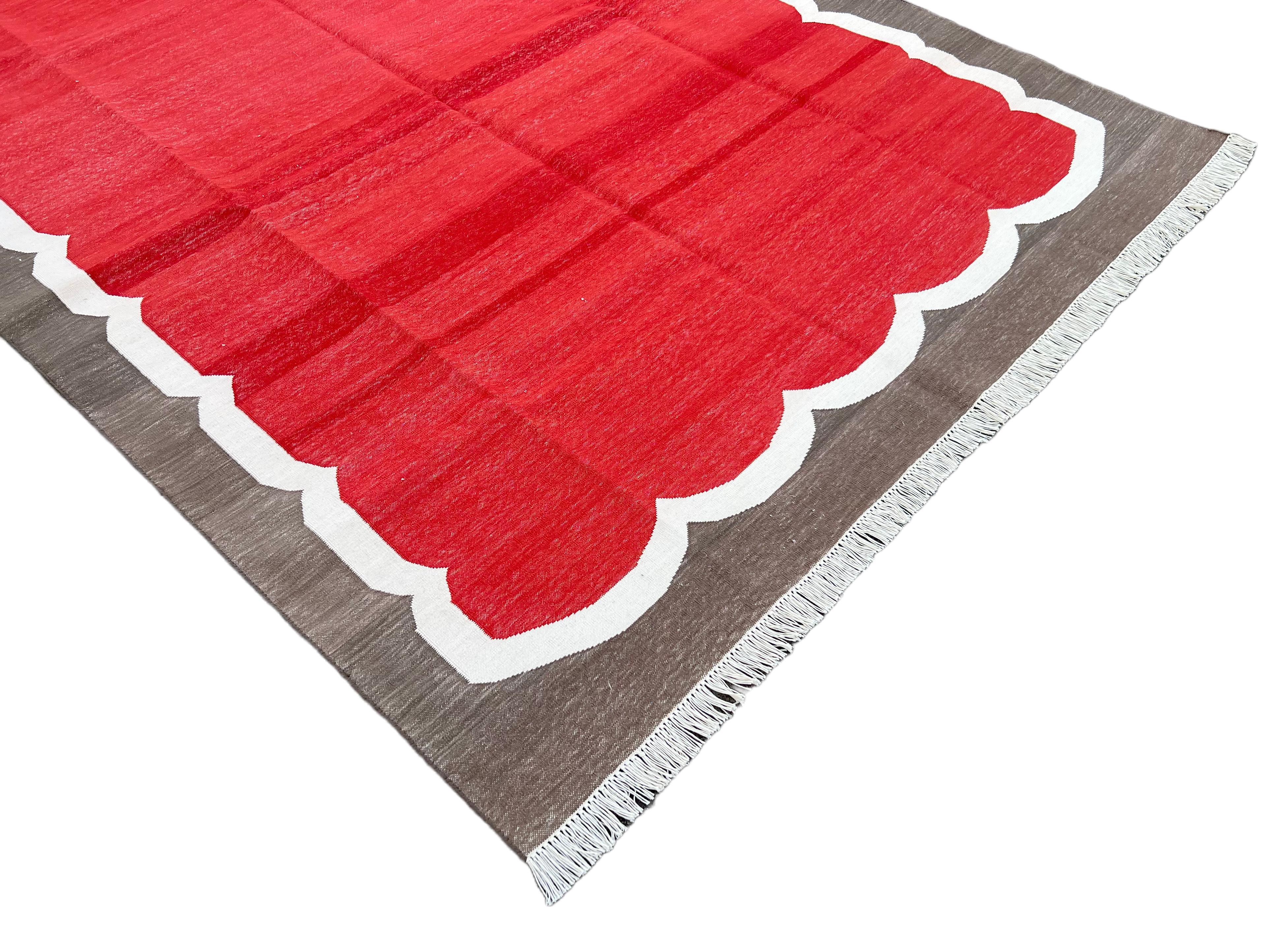 Handmade Cotton Area Flat Weave Rug, 5x7 Red And Brown Scalloped Indian Dhurrie For Sale 5