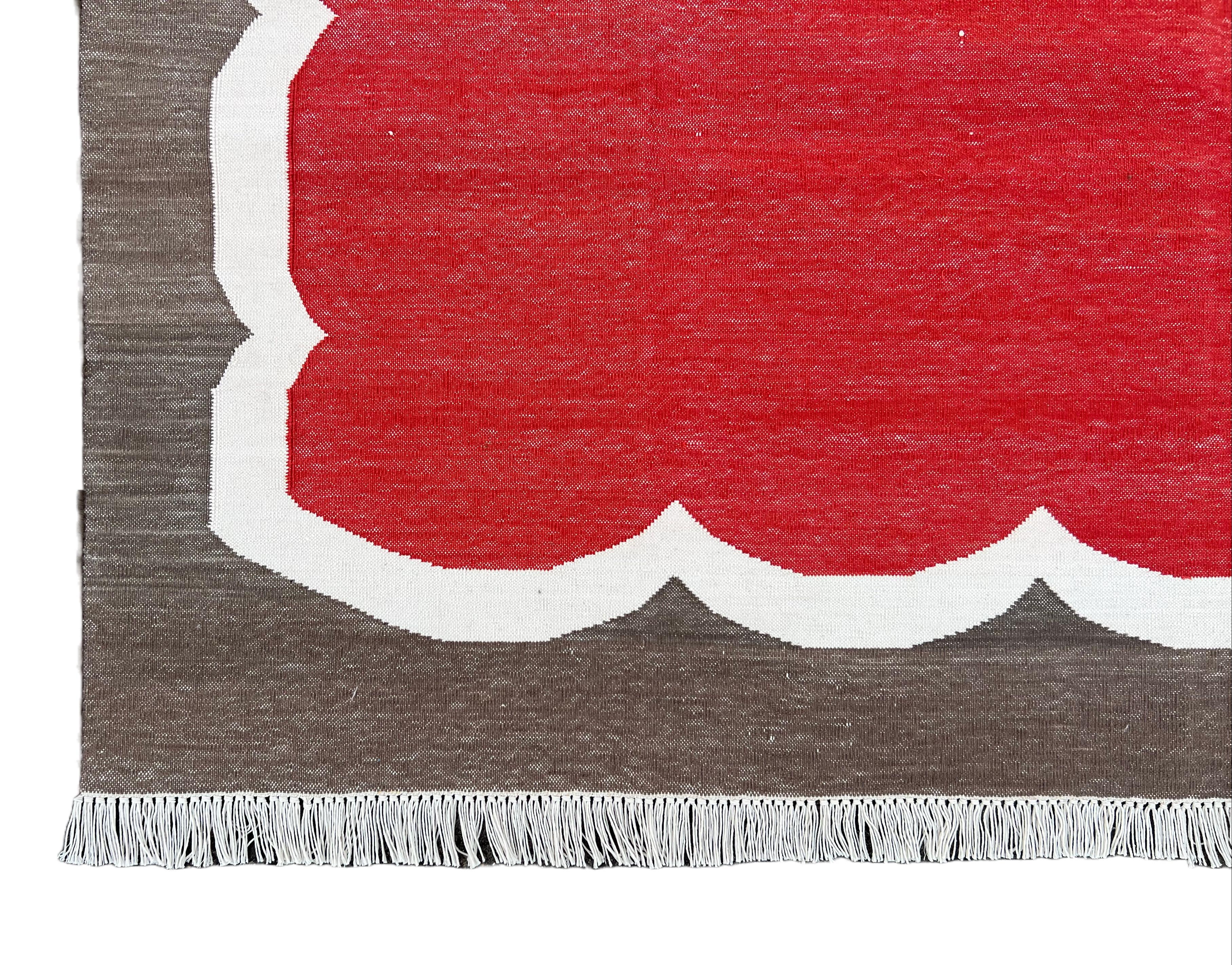 Handgefertigter Flachgewebe-Teppich aus Baumwolle, 5x7 Rot und Braun Indischer Dhurrie mit Wellenschliff (Moderne der Mitte des Jahrhunderts) im Angebot