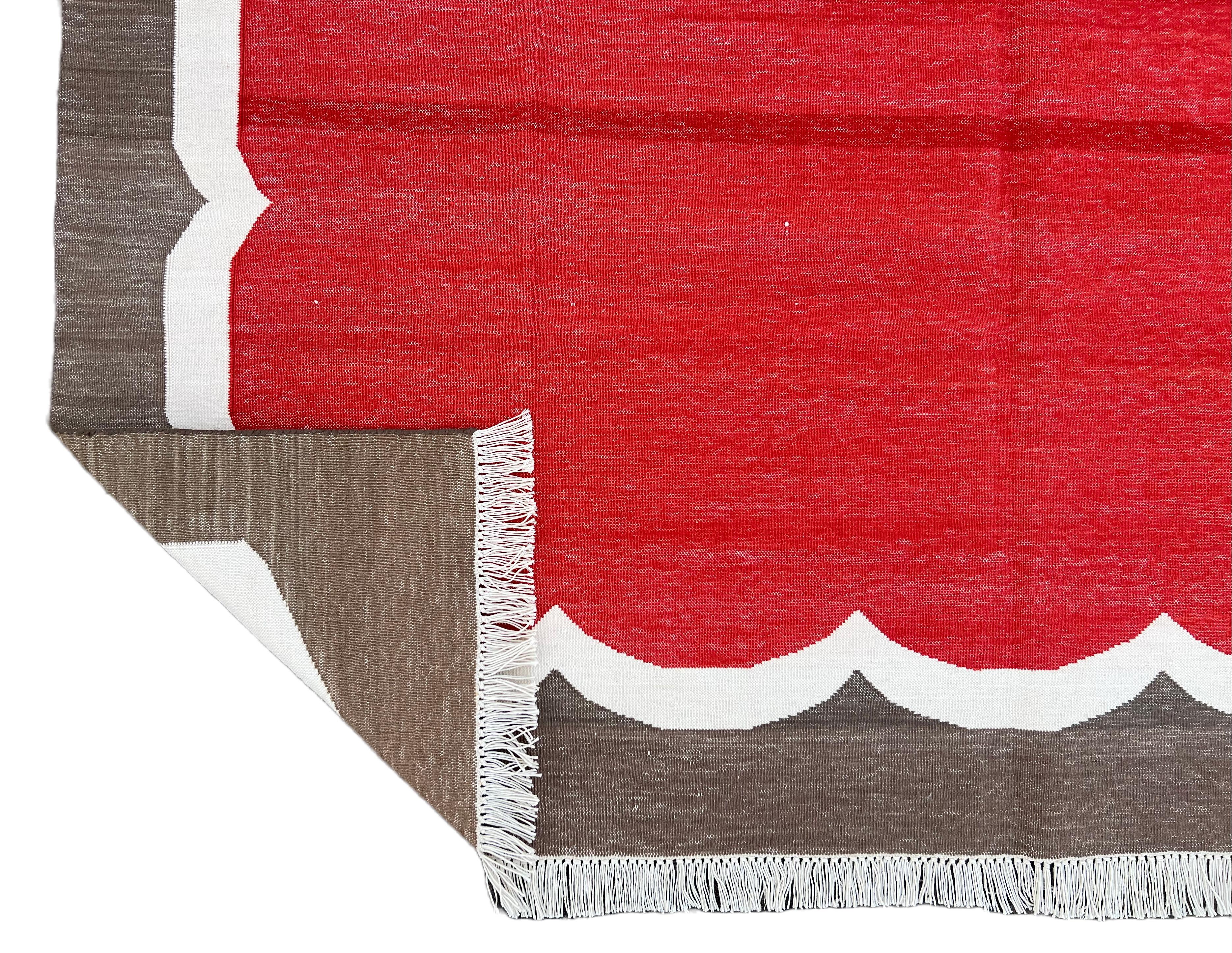 Handgefertigter Flachgewebe-Teppich aus Baumwolle, 5x7 Rot und Braun Indischer Dhurrie mit Wellenschliff (Handgewebt) im Angebot