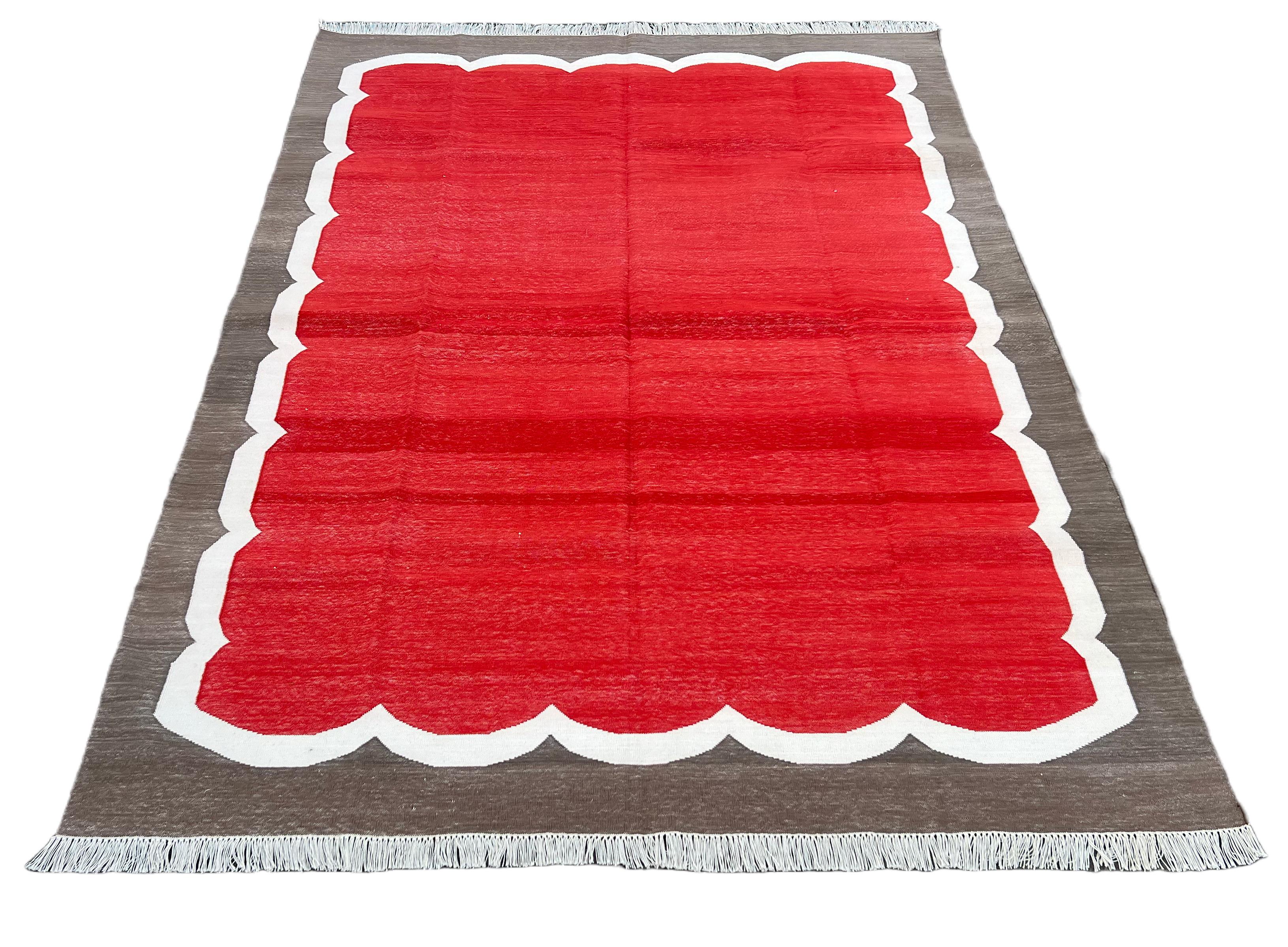 Tessuto a mano Tappeto a tessitura piatta in cotone fatto a mano, 5x7 rosso e marrone smerlato, indiano Dhurrie in vendita