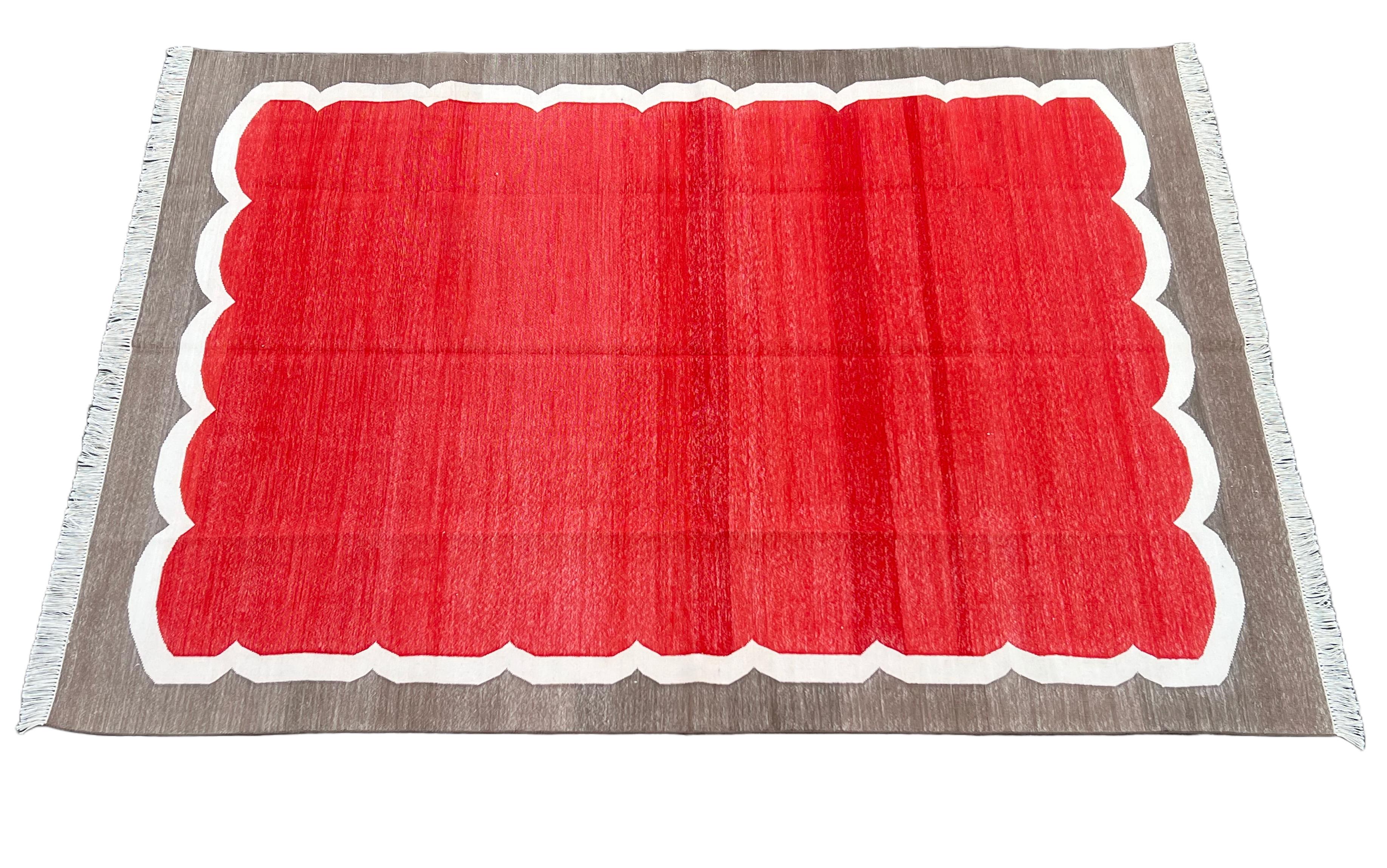 Contemporary Handmade Cotton Area Flat Weave Rug, 5x7 Red And Brown Scalloped Indian Dhurrie For Sale