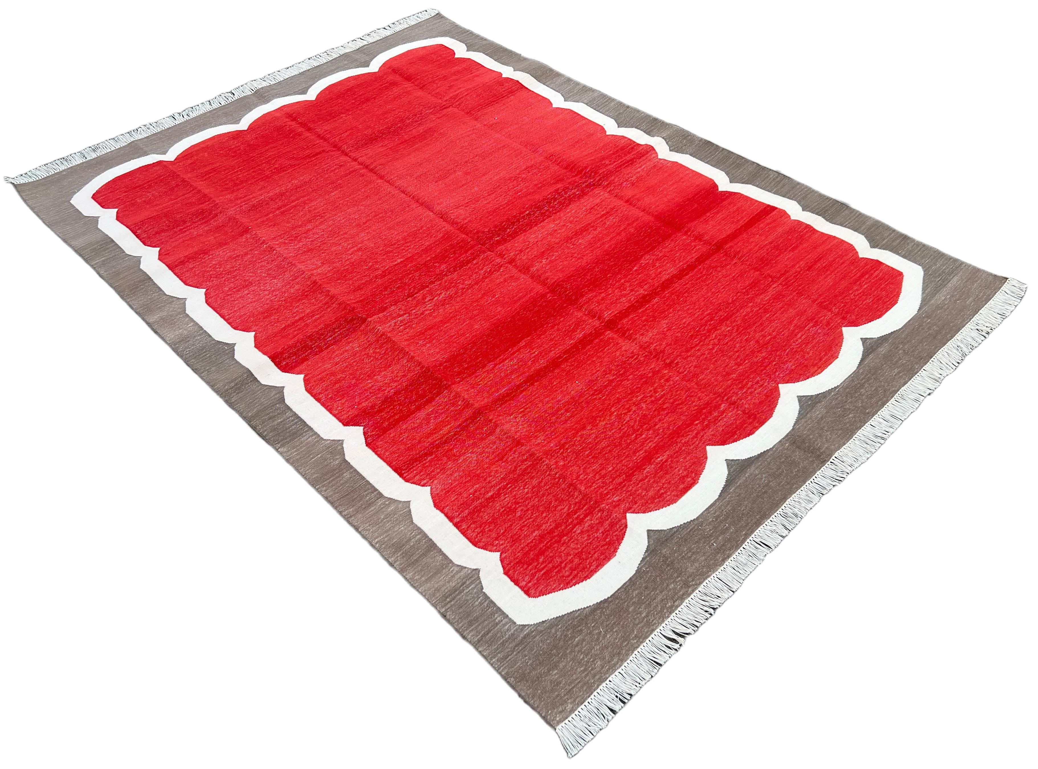 Handgefertigter Flachgewebe-Teppich aus Baumwolle, 5x7 Rot und Braun Indischer Dhurrie mit Wellenschliff im Angebot 1