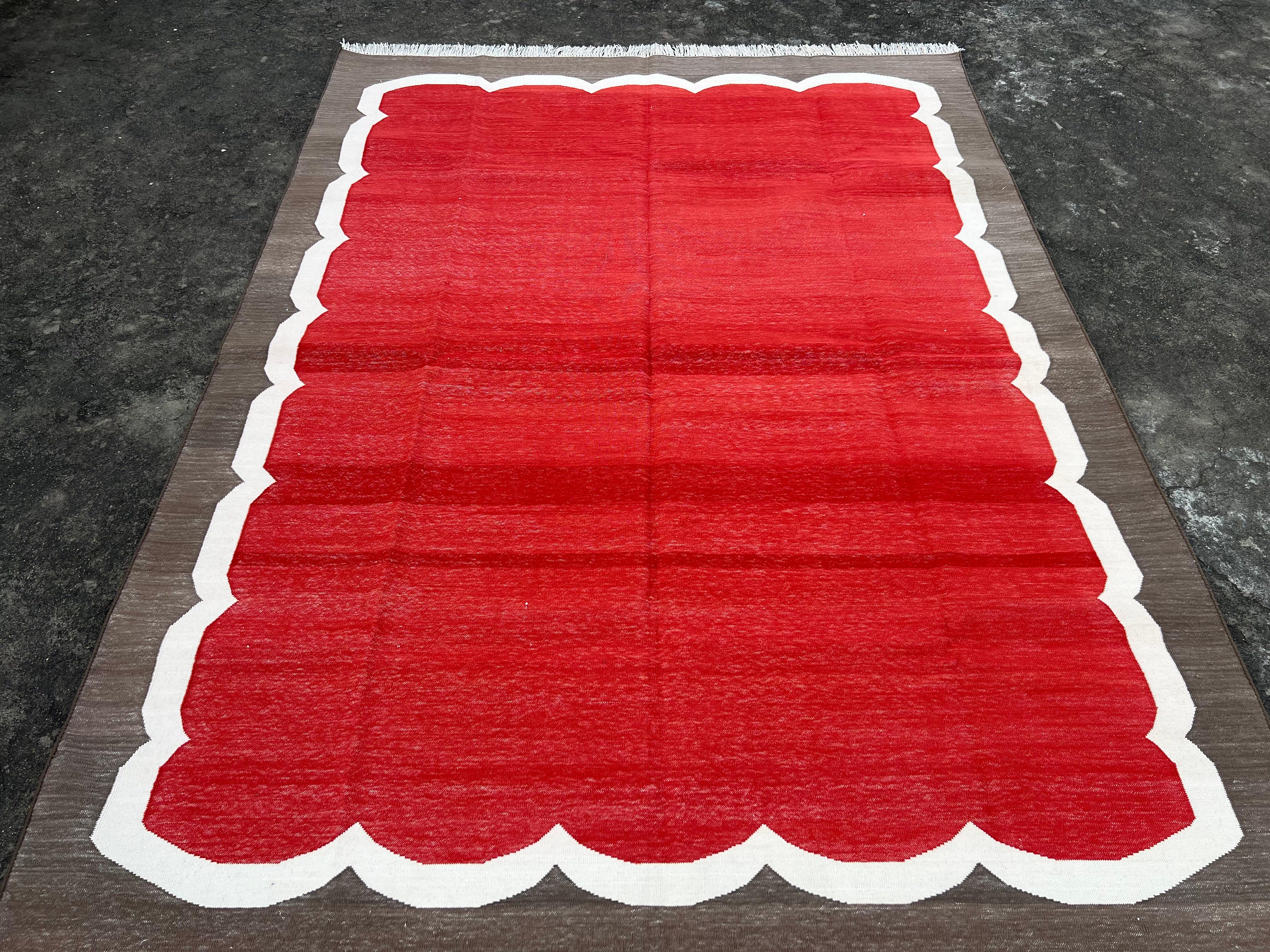 Handgefertigter Flachgewebe-Teppich aus Baumwolle, 5x7 Rot und Braun Indischer Dhurrie mit Wellenschliff im Angebot 2