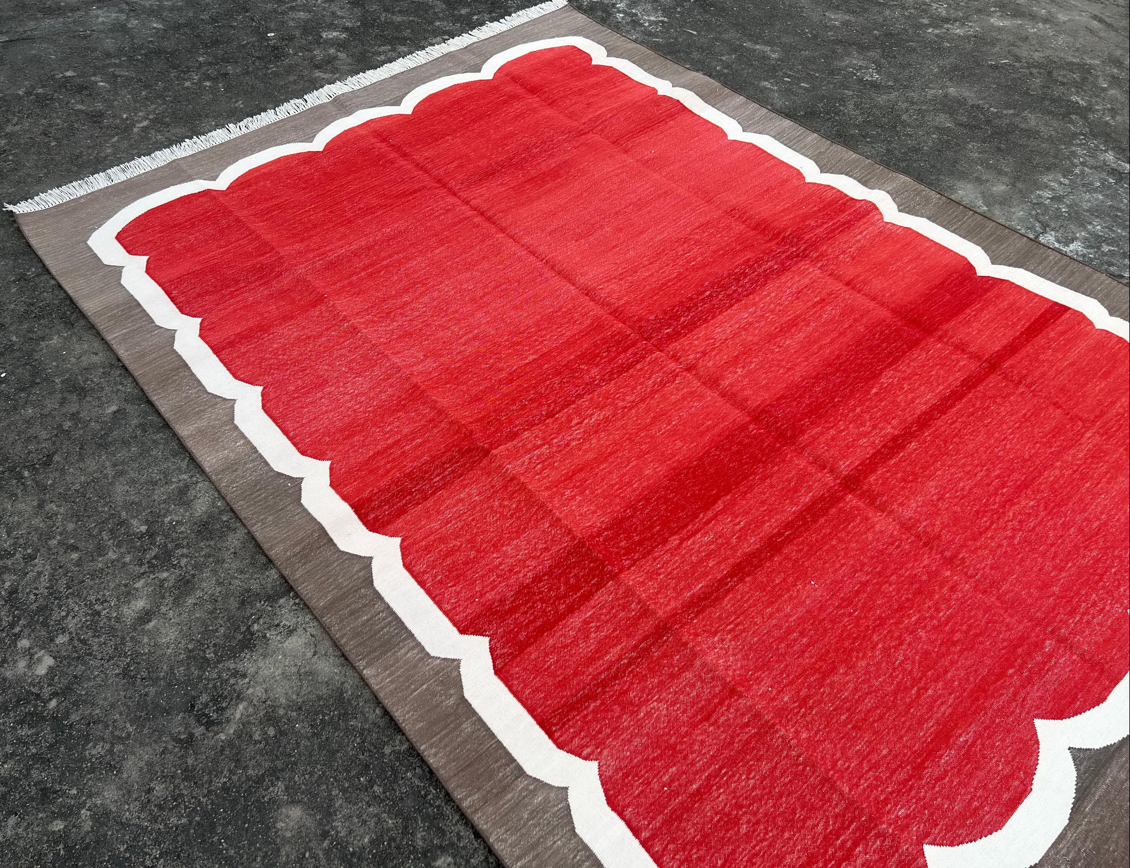 Handmade Cotton Area Flat Weave Rug, 5x7 Red And Brown Scalloped Indian Dhurrie For Sale 3