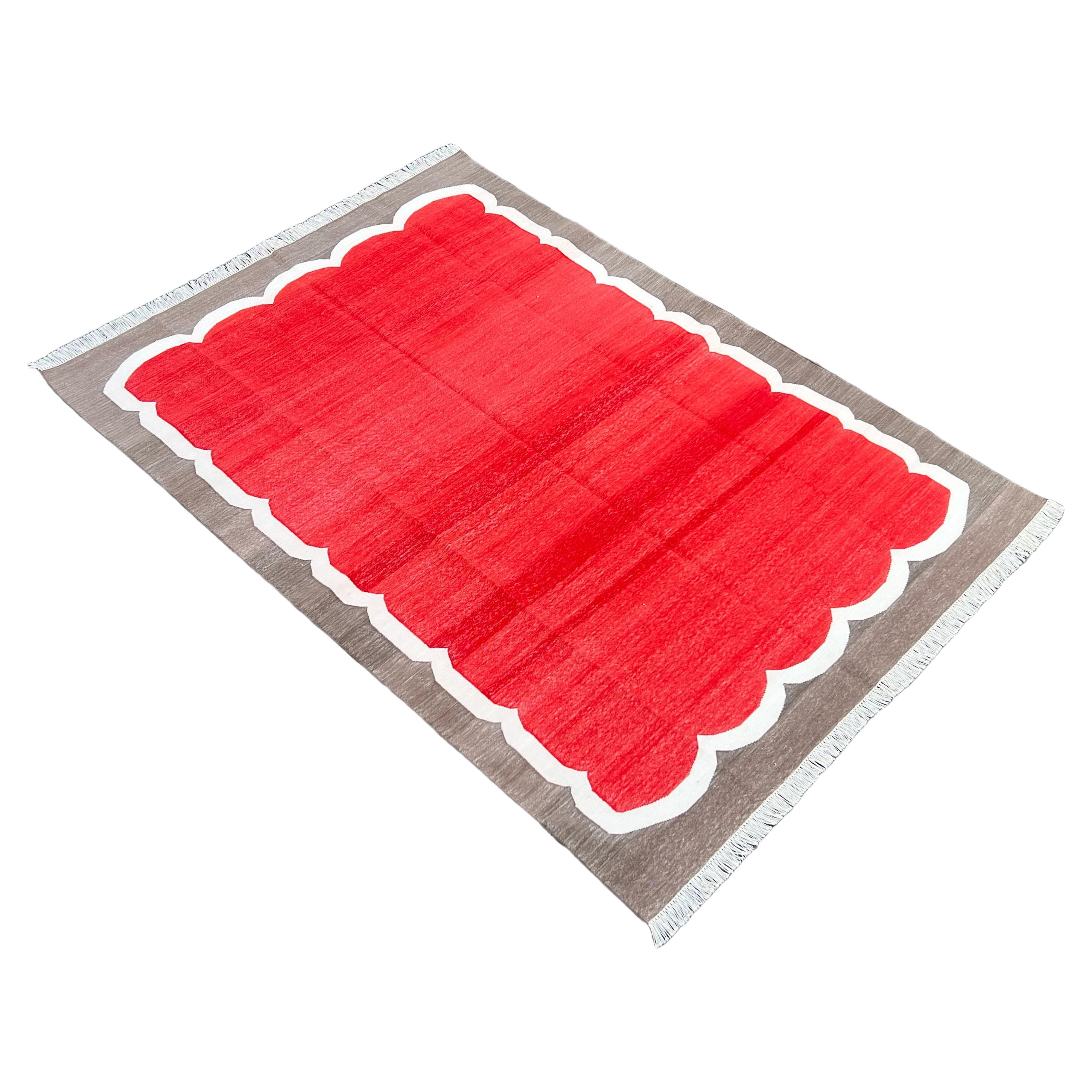 Handgefertigter Flachgewebe-Teppich aus Baumwolle, 5x7 Rot und Braun Indischer Dhurrie mit Wellenschliff im Angebot