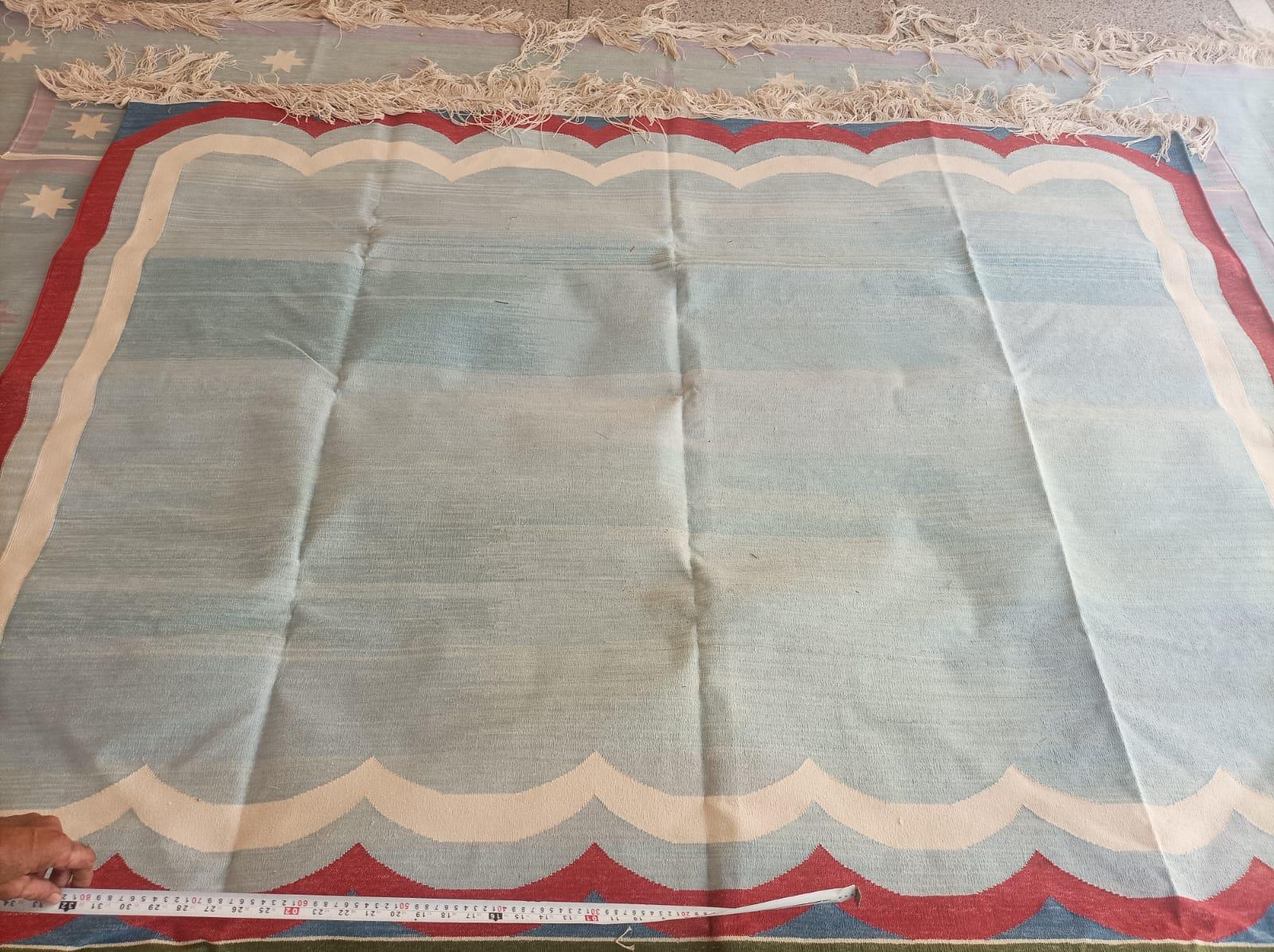 Handmade Cotton Area Flat Weave Rug, 5x7 Sky Blue, Red Scalloped Indian Dhurrie im Angebot 3