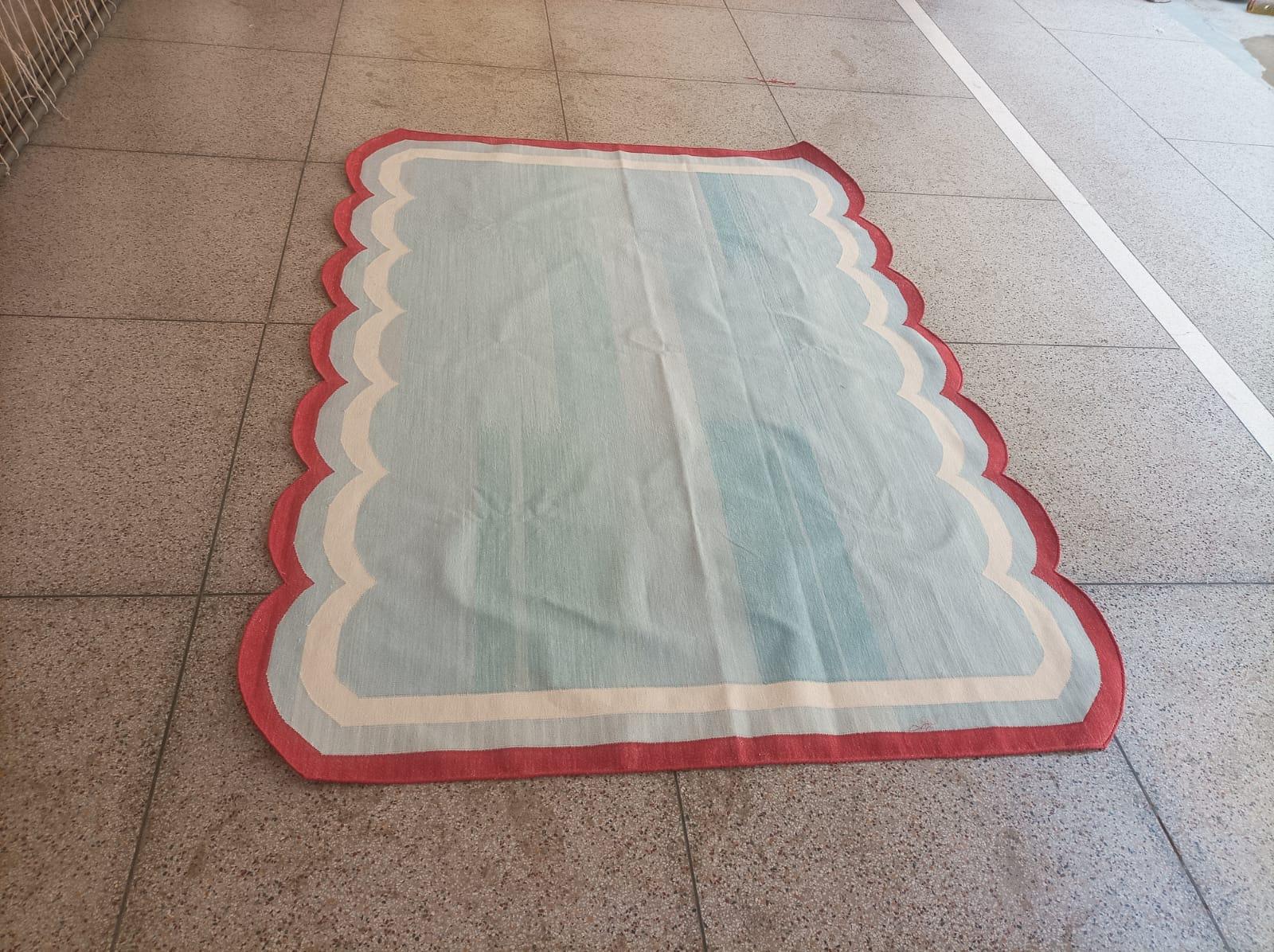 Handmade Cotton Area Flat Weave Rug, 5x7 Sky Blue, Red Scalloped Indian Dhurrie im Angebot 4