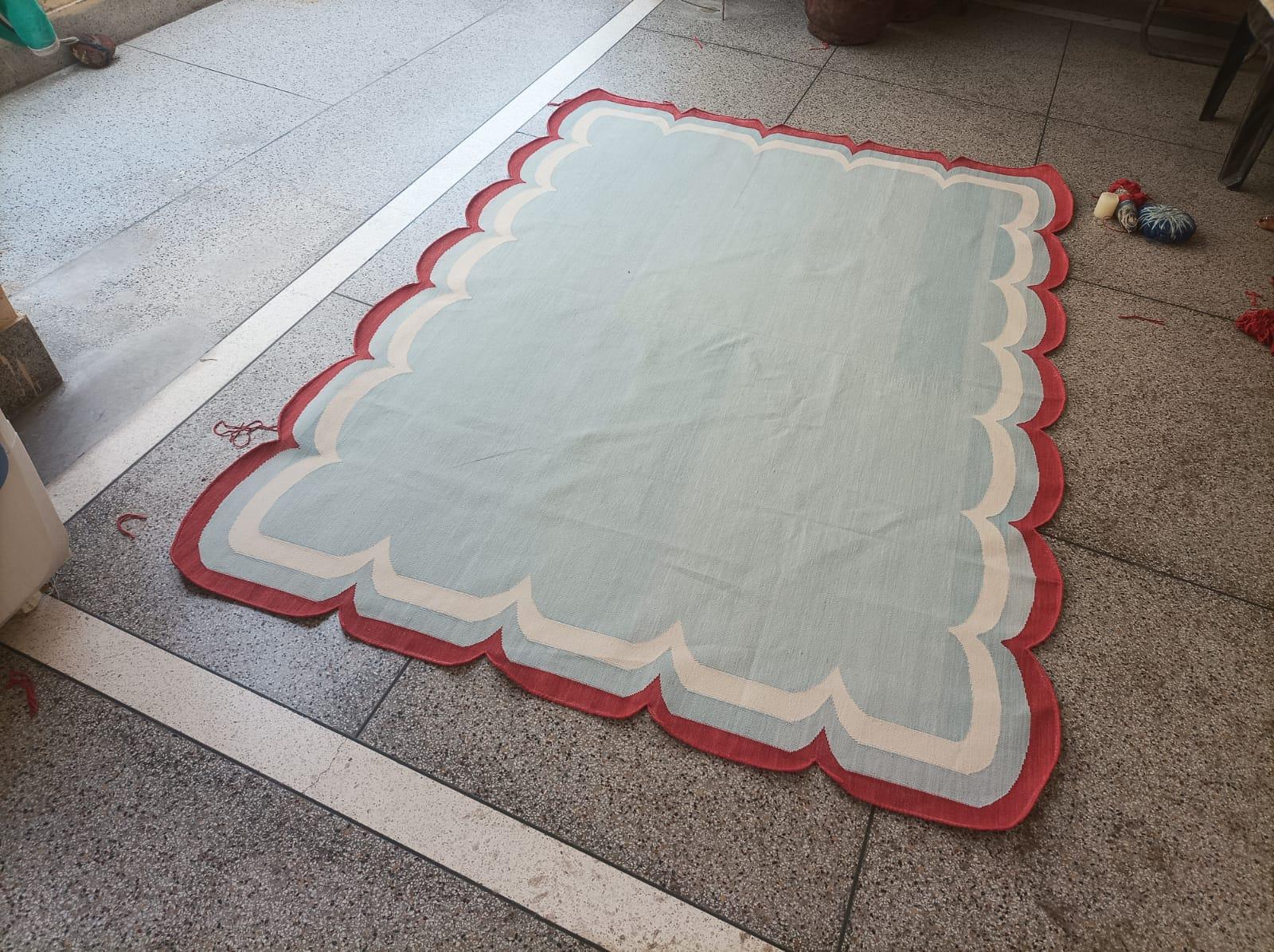 Handgefertigter Flachgewebe-Teppich aus Baumwolle, 5x7 Himmelblau, Rot mit Wellenschliff Indischer Dhurrie im Angebot 7