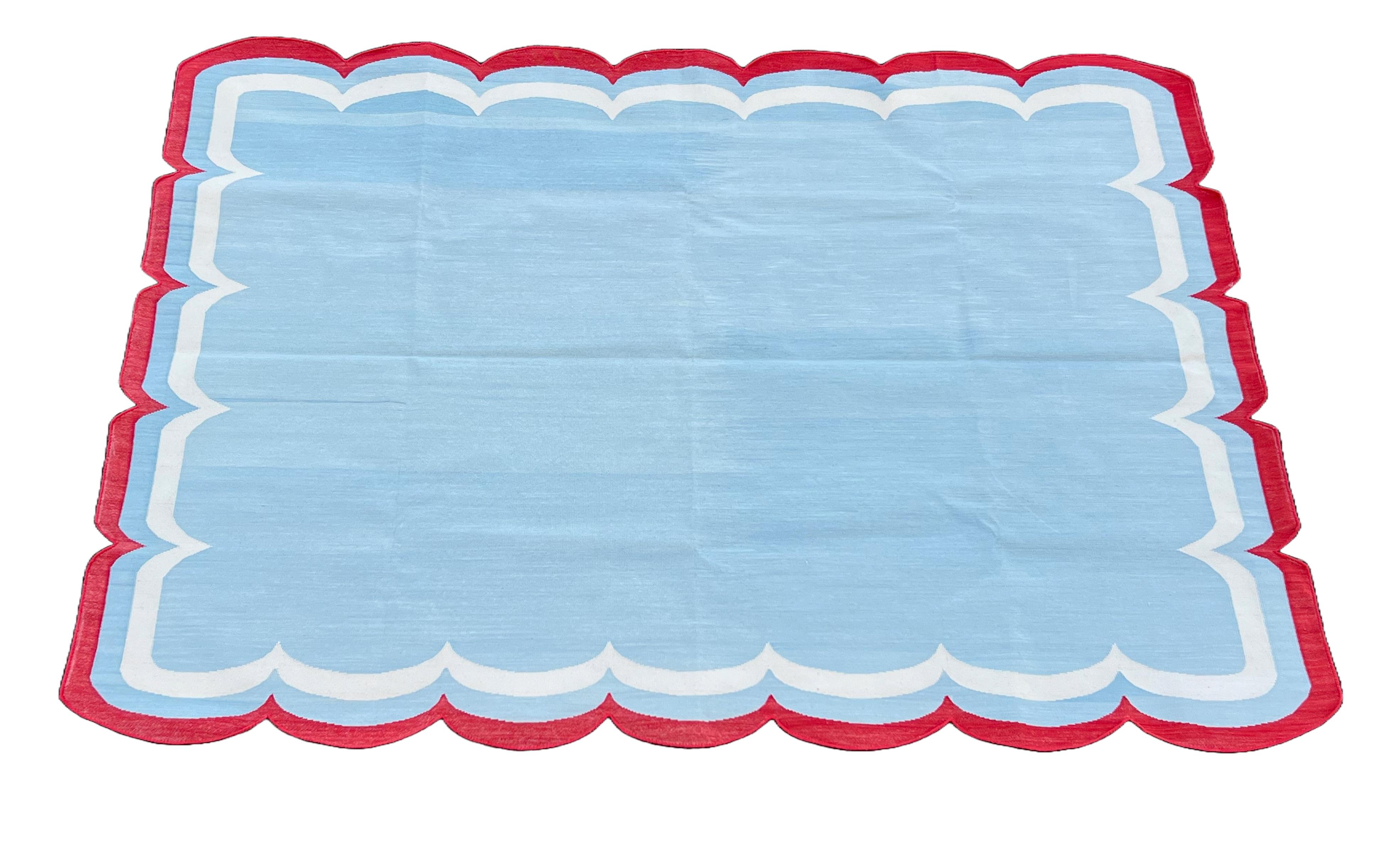 Handgefertigter, pflanzlich gefärbter Teppich aus Baumwolle, hellhimmelblau, cremefarben und rot, vierseitig geschwungen, indischer Dhurrie-Teppich, Größe 5'x7' (150x210cm)

Diese speziellen flachgewebten Dhurries werden aus 15-fachem Garn aus 100%