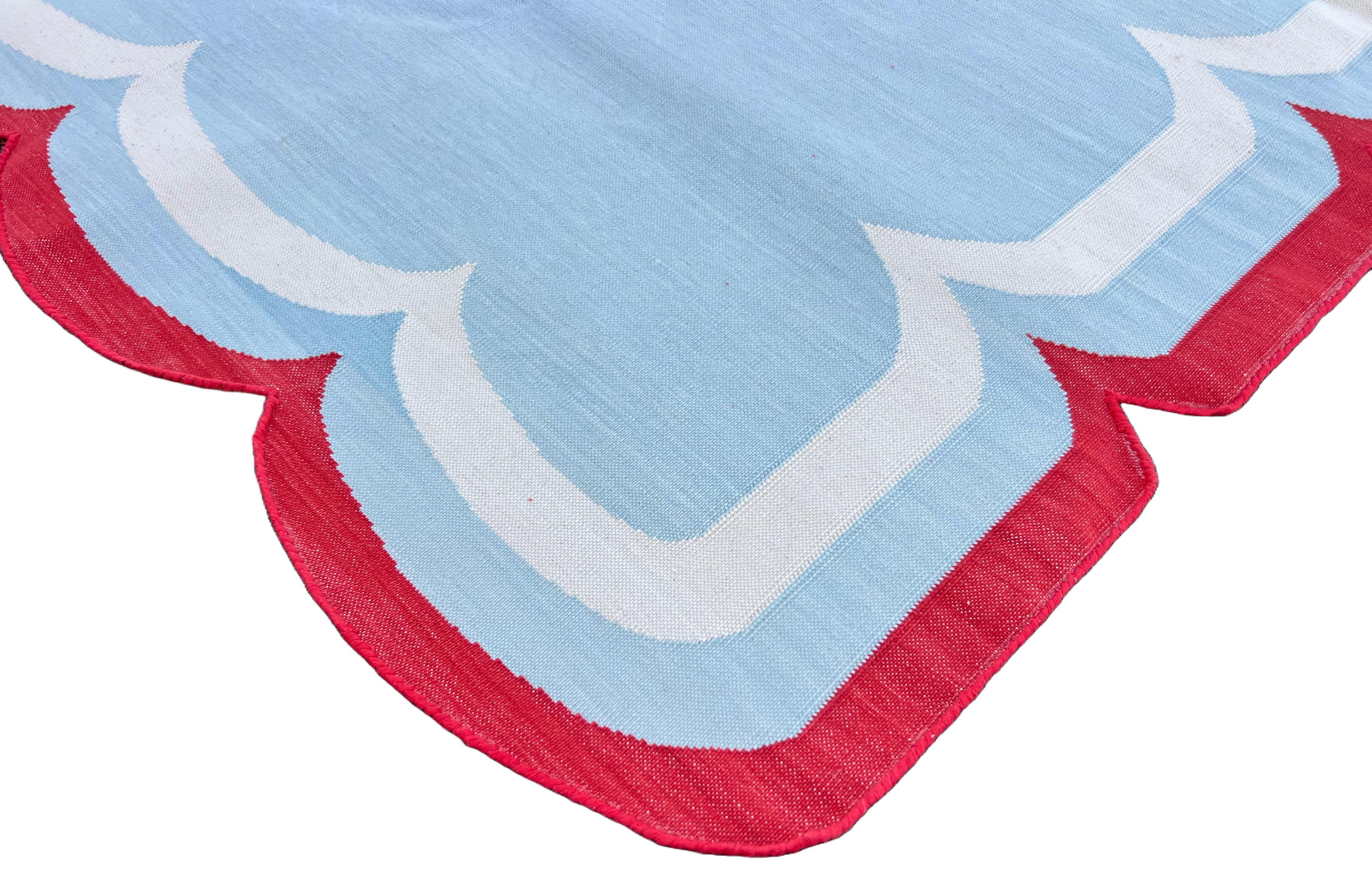 Handgefertigter Flachgewebe-Teppich aus Baumwolle, 5x7 Himmelblau, Rot mit Wellenschliff Indischer Dhurrie (Moderne der Mitte des Jahrhunderts) im Angebot