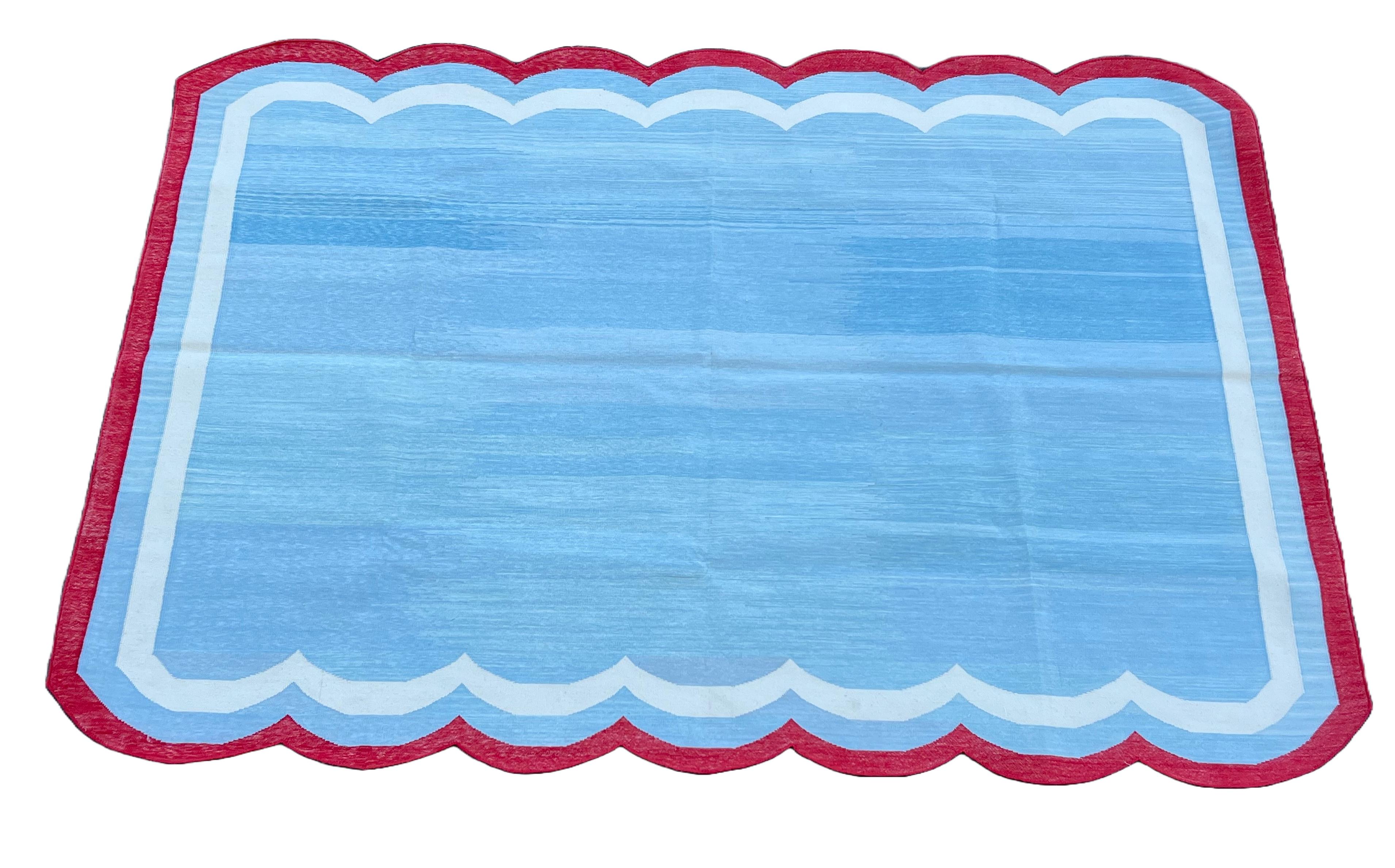 Handmade Cotton Area Flat Weave Rug, 5x7 Sky Blue, Red Scalloped Indian Dhurrie (Moderne der Mitte des Jahrhunderts) im Angebot