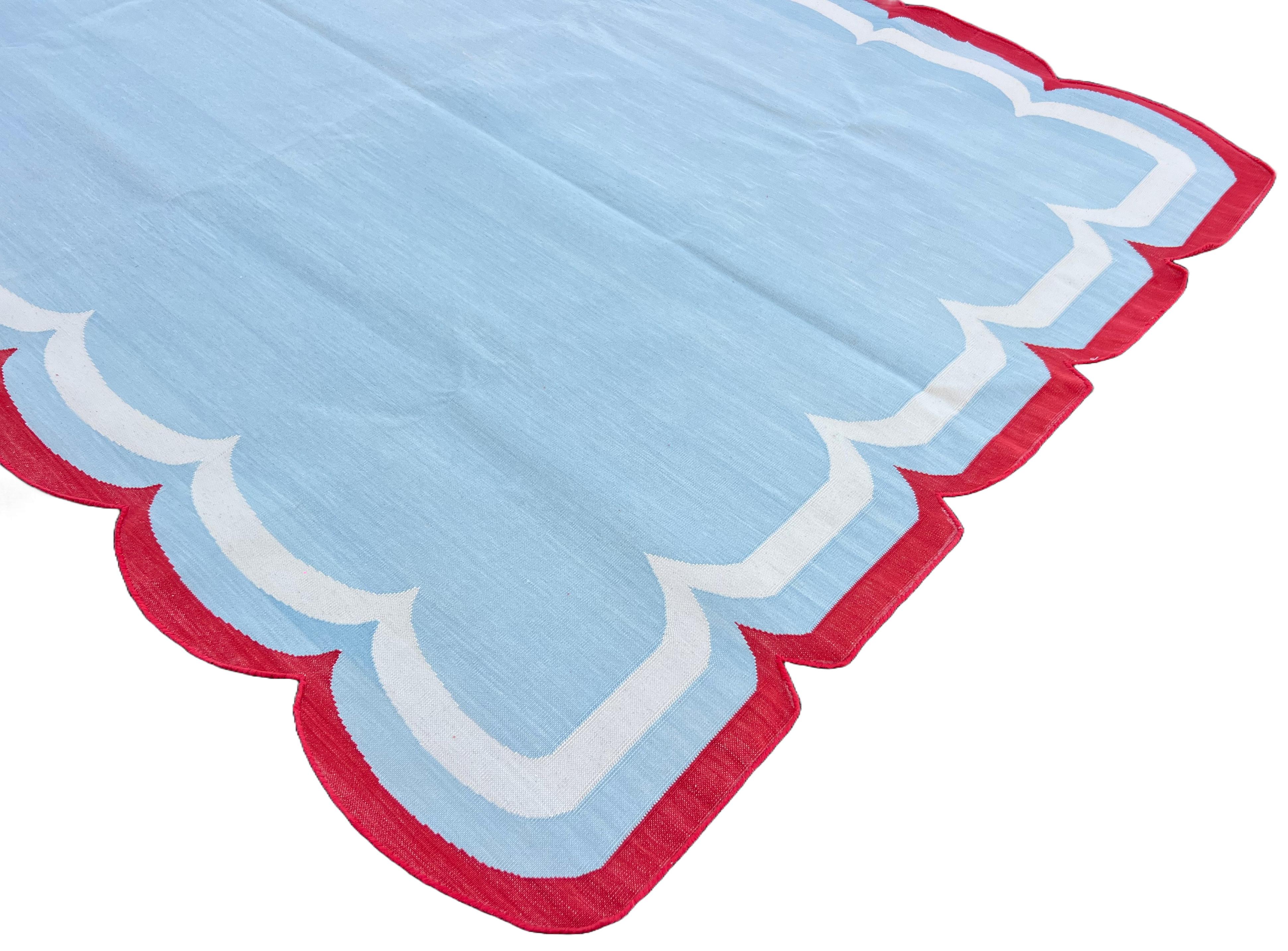 Handgefertigter Flachgewebe-Teppich aus Baumwolle, 5x7 Himmelblau, Rot mit Wellenschliff Indischer Dhurrie (Handgewebt) im Angebot