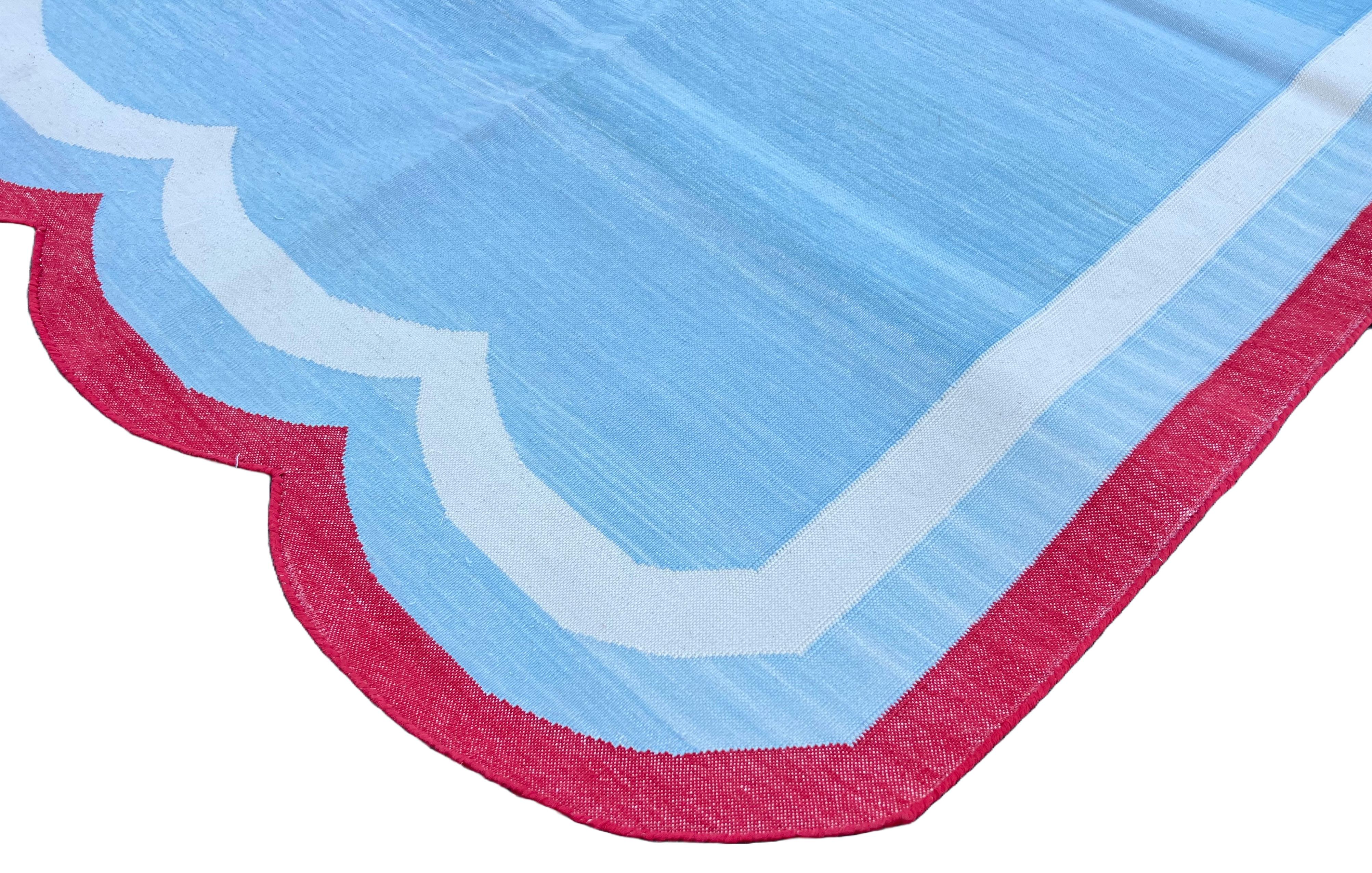 Handmade Cotton Area Flat Weave Rug, 5x7 Sky Blue, Red Scalloped Indian Dhurrie (Indisch) im Angebot