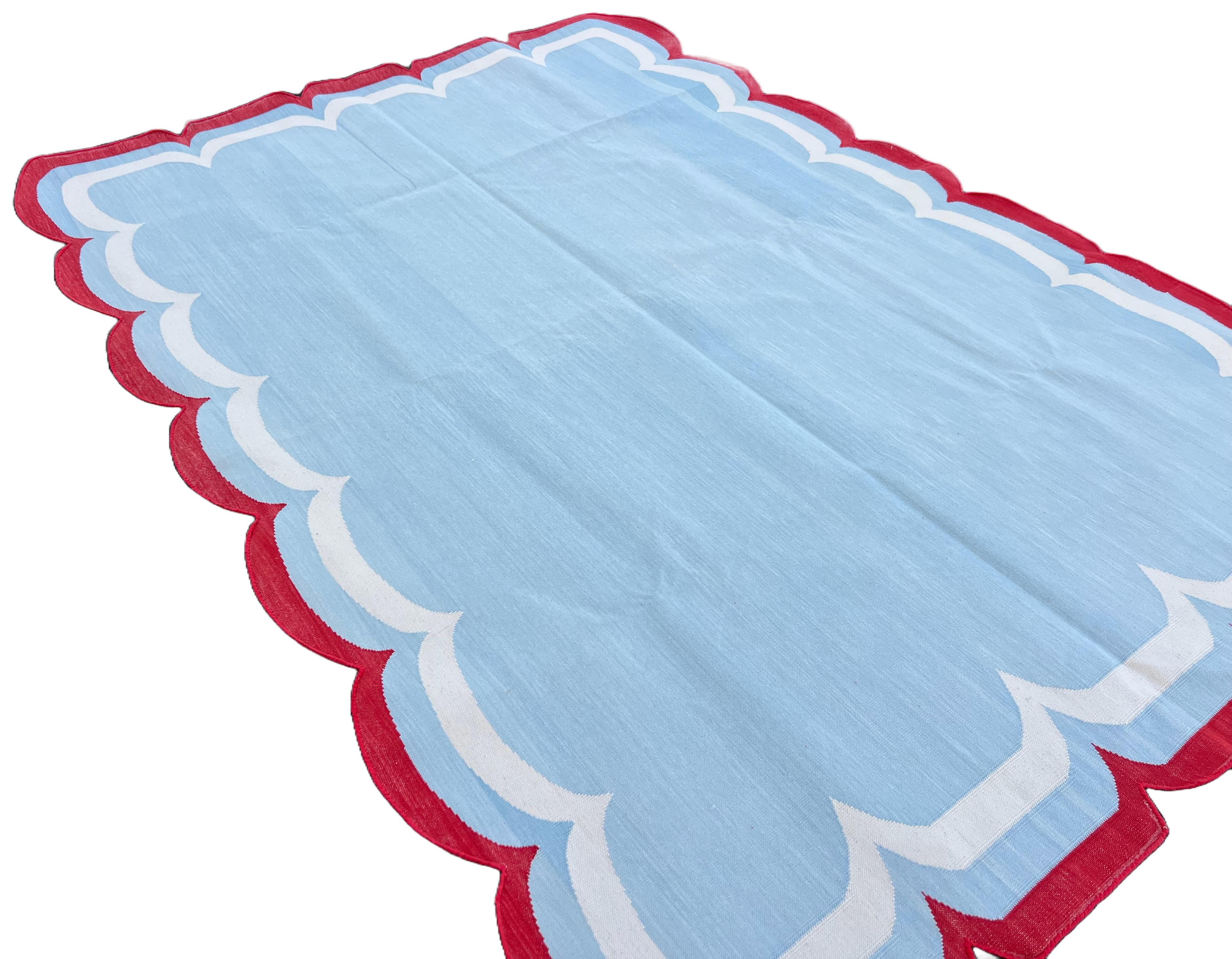 Handgefertigter Flachgewebe-Teppich aus Baumwolle, 5x7 Himmelblau, Rot mit Wellenschliff Indischer Dhurrie im Zustand „Neu“ im Angebot in Jaipur, IN