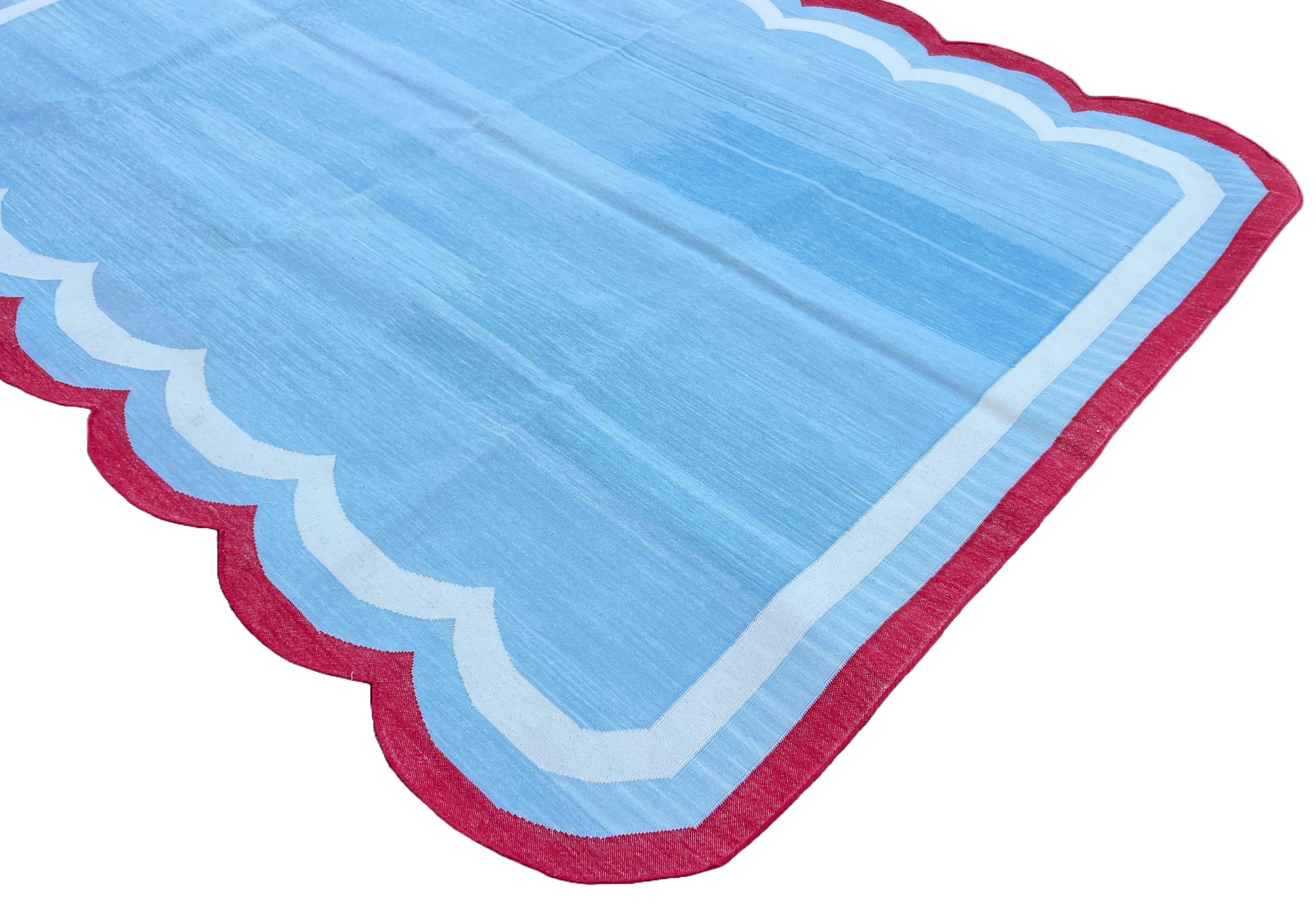 Handmade Cotton Area Flat Weave Rug, 5x7 Sky Blue, Red Scalloped Indian Dhurrie (Handgewebt) im Angebot