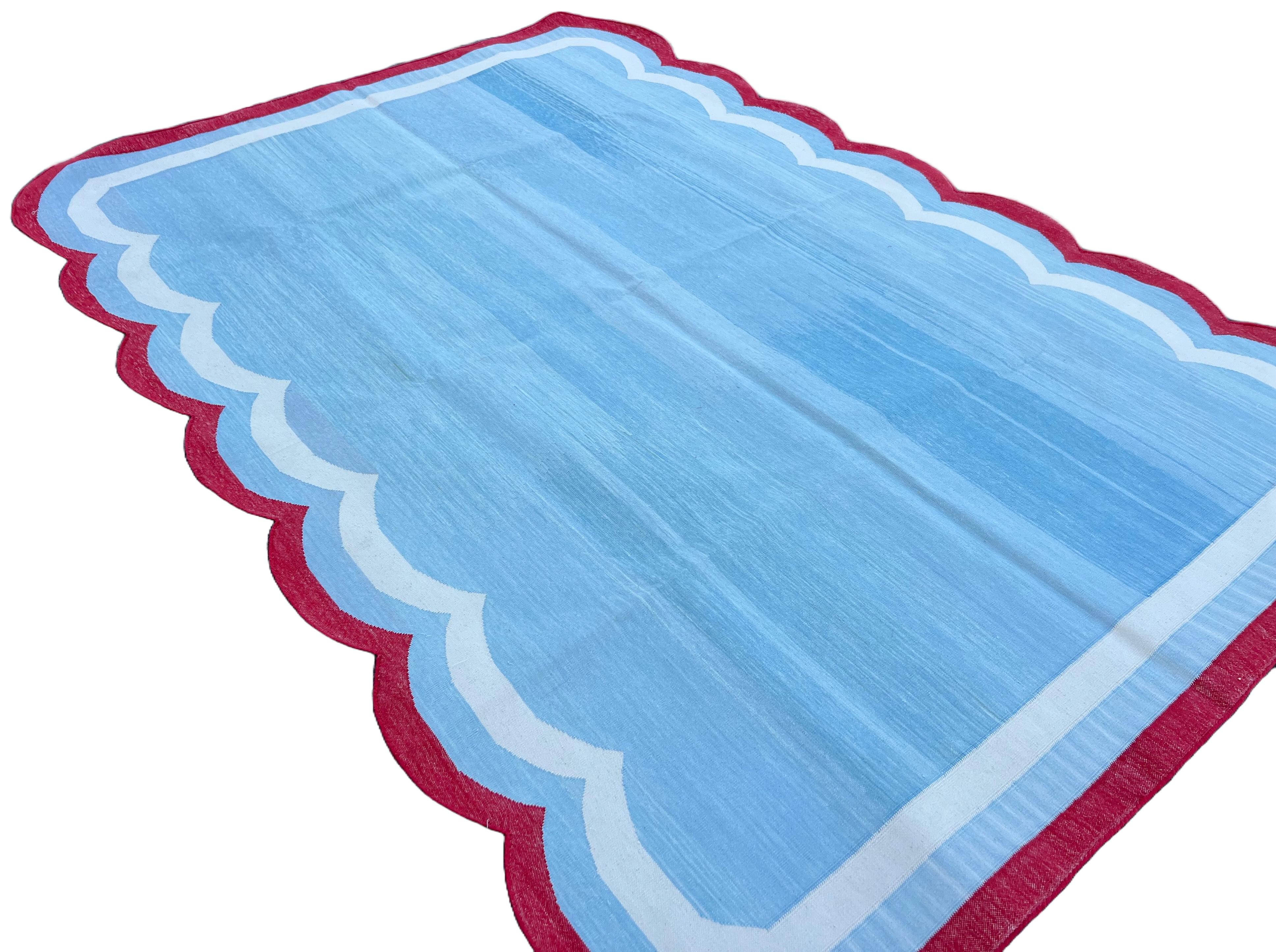 Handmade Cotton Area Flat Weave Rug, 5x7 Sky Blue, Red Scalloped Indian Dhurrie im Zustand „Neu“ im Angebot in Jaipur, IN