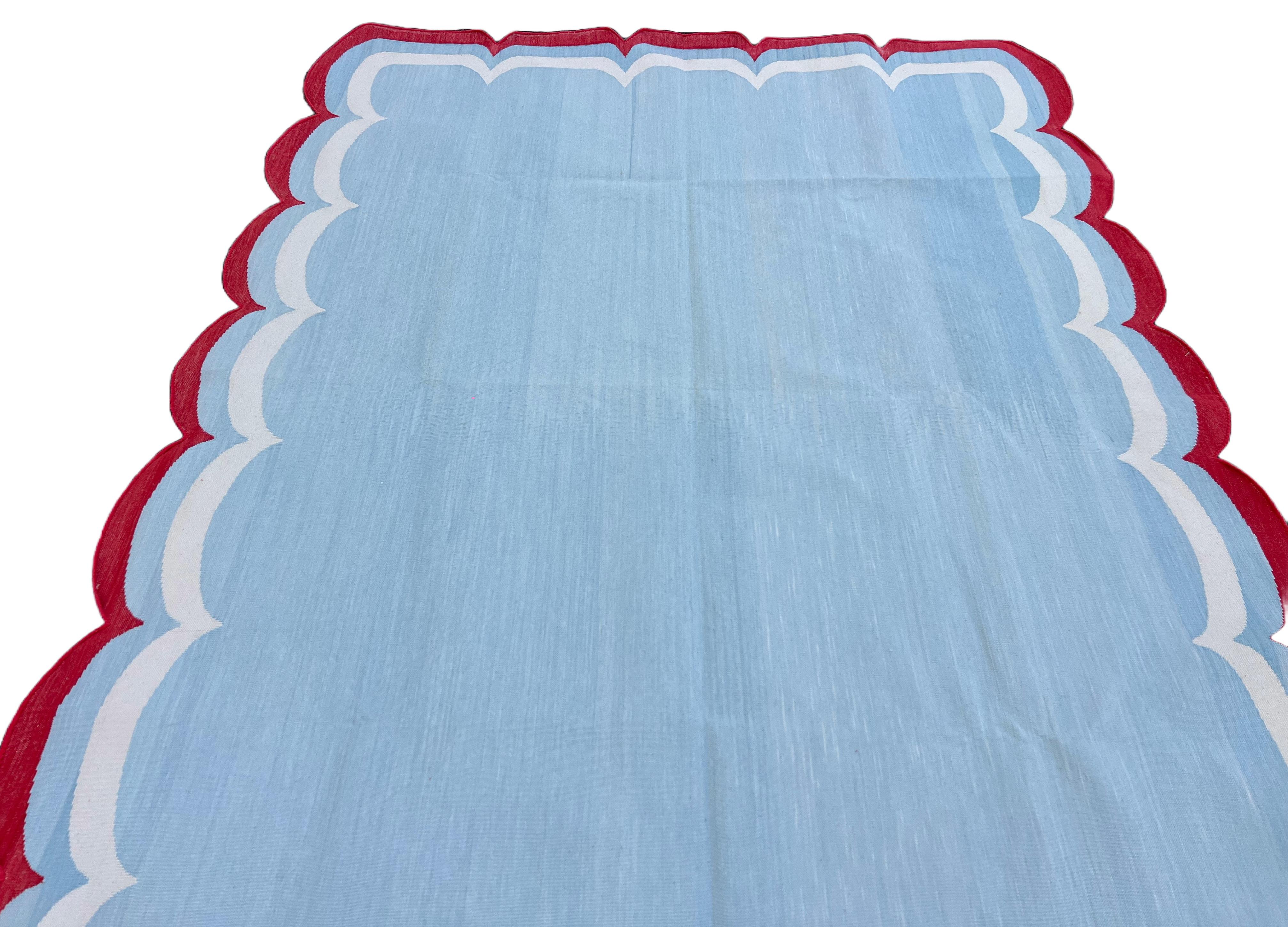 Handgefertigter Flachgewebe-Teppich aus Baumwolle, 5x7 Himmelblau, Rot mit Wellenschliff Indischer Dhurrie im Angebot 1