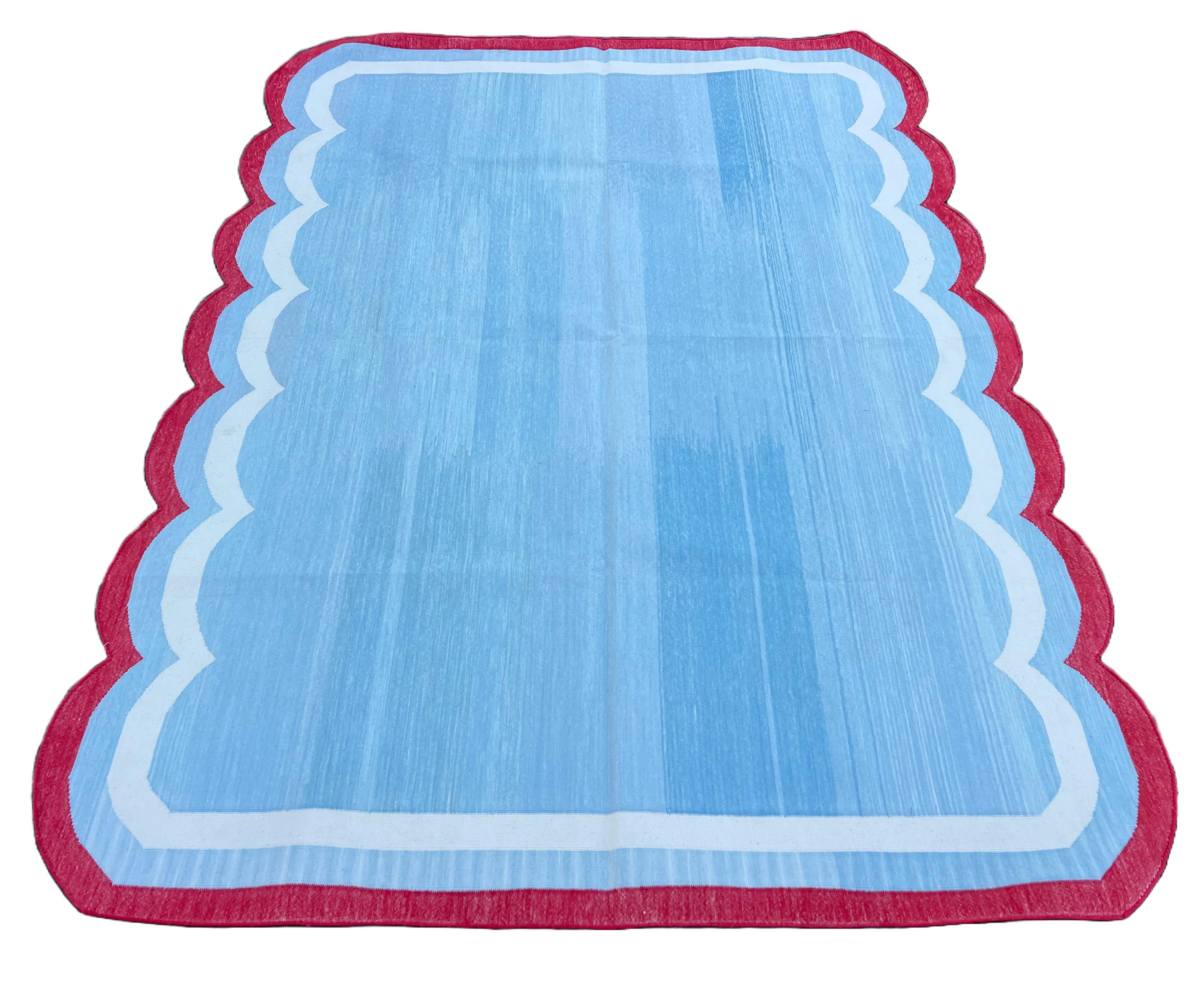 Handmade Cotton Area Flat Weave Rug, 5x7 Sky Blue, Red Scalloped Indian Dhurrie (21. Jahrhundert und zeitgenössisch) im Angebot