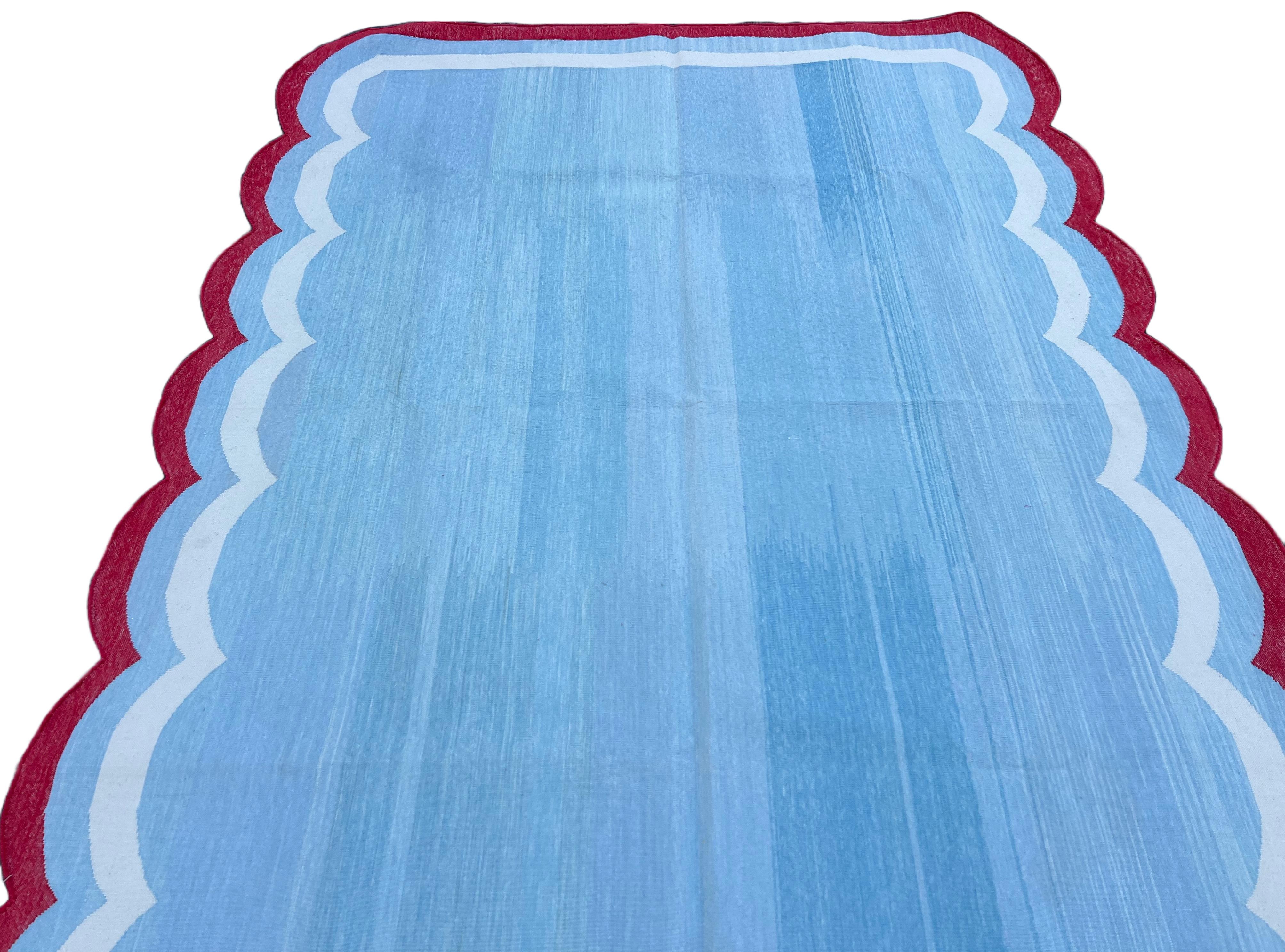 Handmade Cotton Area Flat Weave Rug, 5x7 Sky Blue, Red Scalloped Indian Dhurrie (Baumwolle) im Angebot