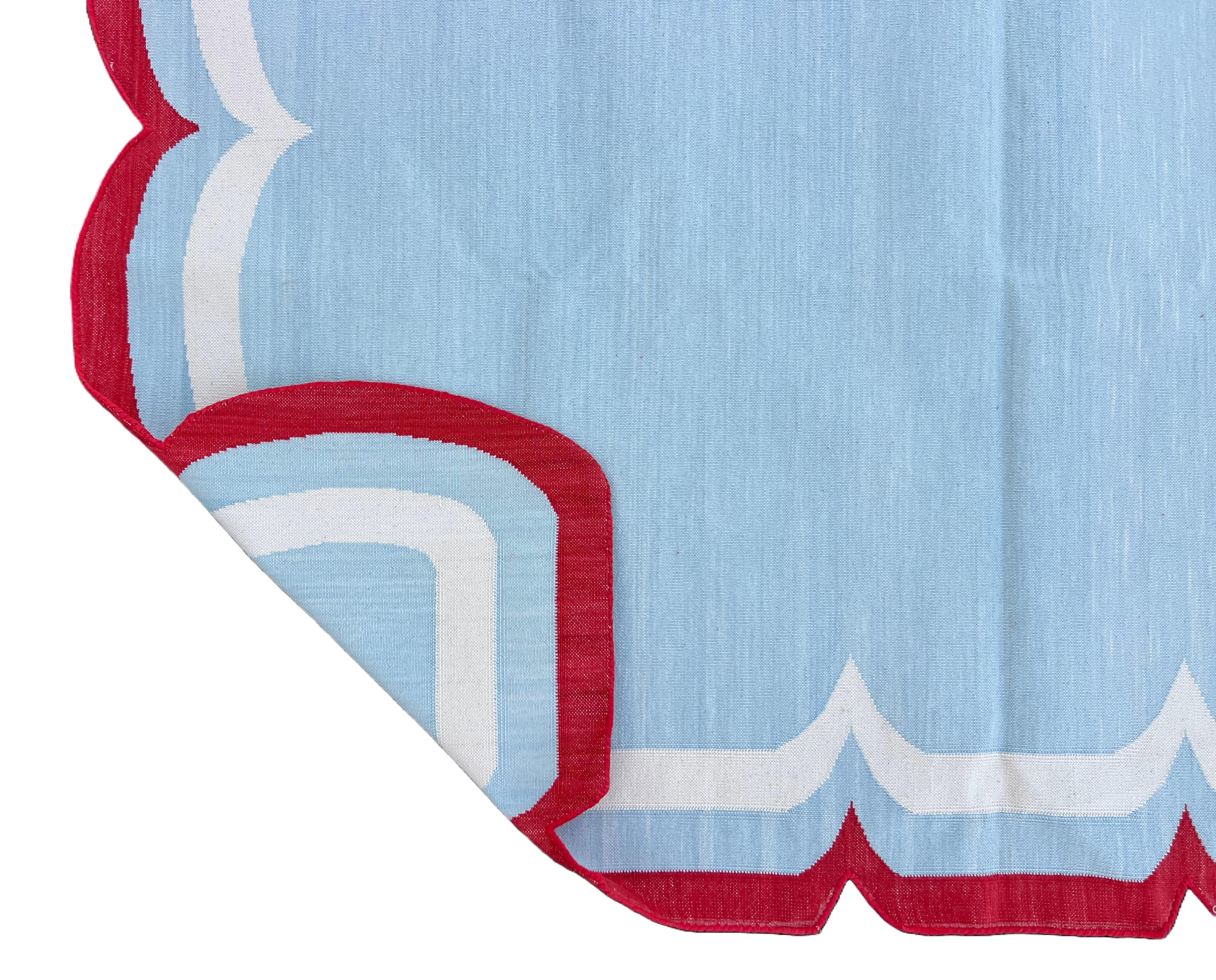 Handgefertigter Flachgewebe-Teppich aus Baumwolle, 5x7 Himmelblau, Rot mit Wellenschliff Indischer Dhurrie im Angebot 3