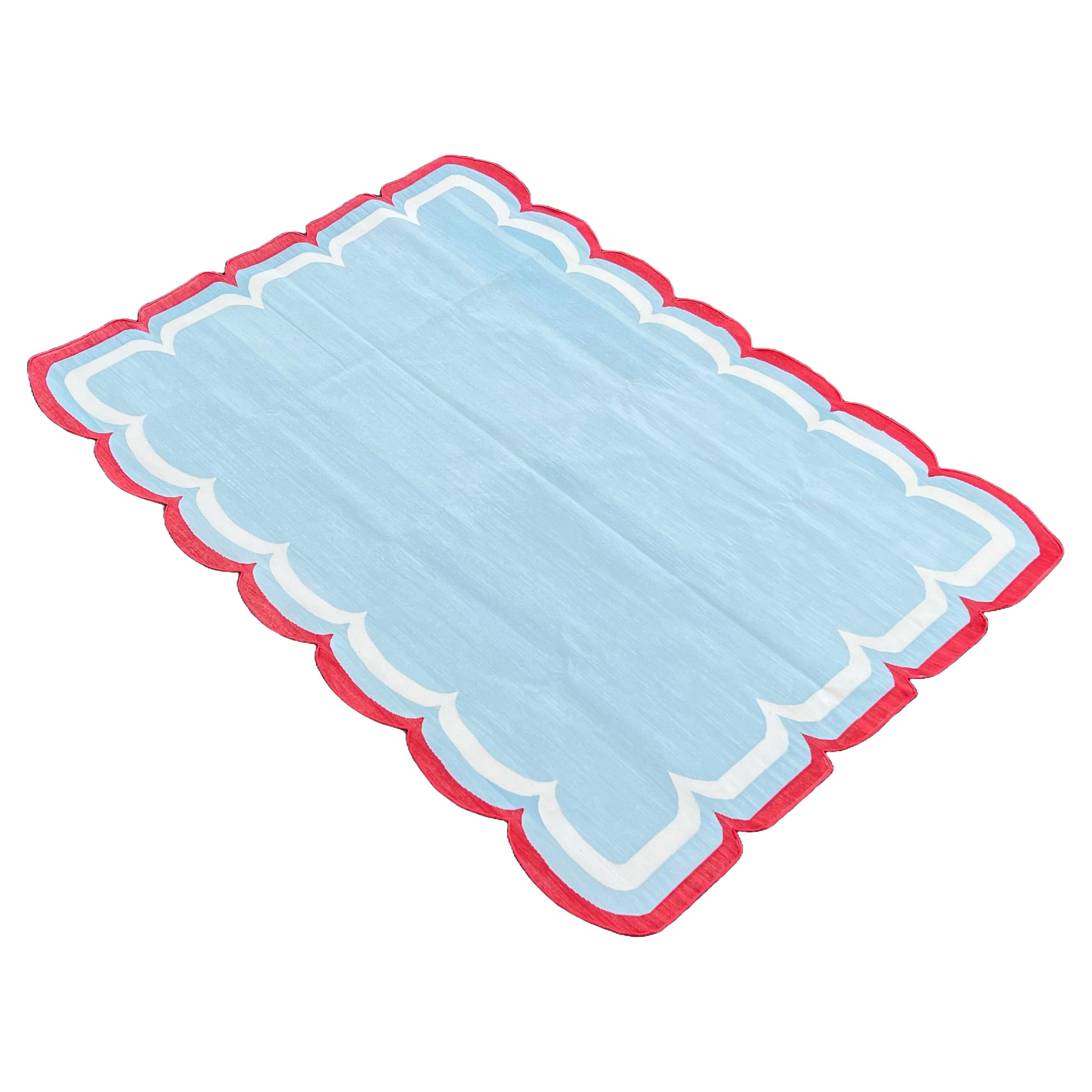 Handgefertigter Flachgewebe-Teppich aus Baumwolle, 5x7 Himmelblau, Rot mit Wellenschliff Indischer Dhurrie im Angebot